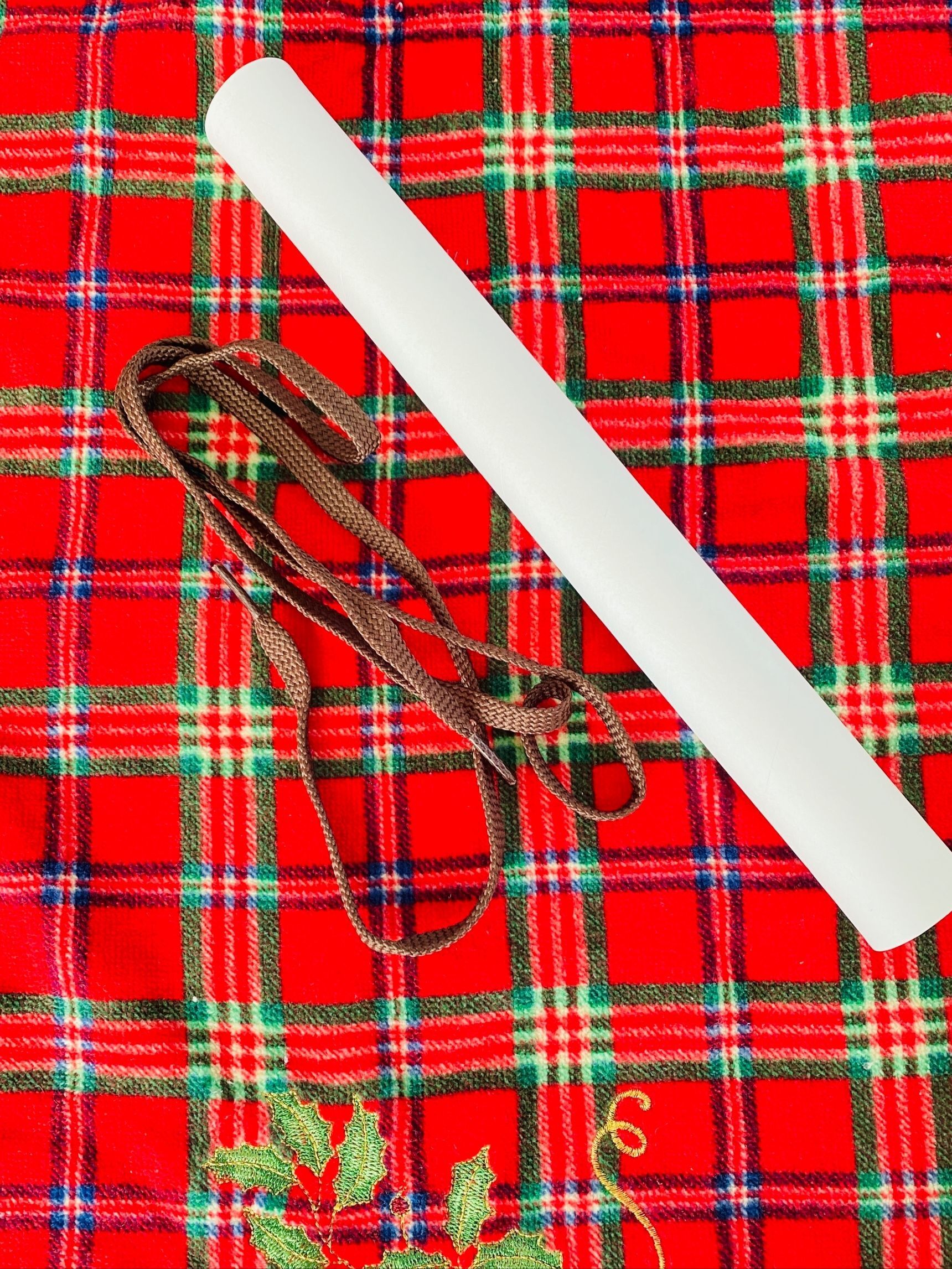 サランラップの芯と使わない靴紐で、たたみジワから解放！