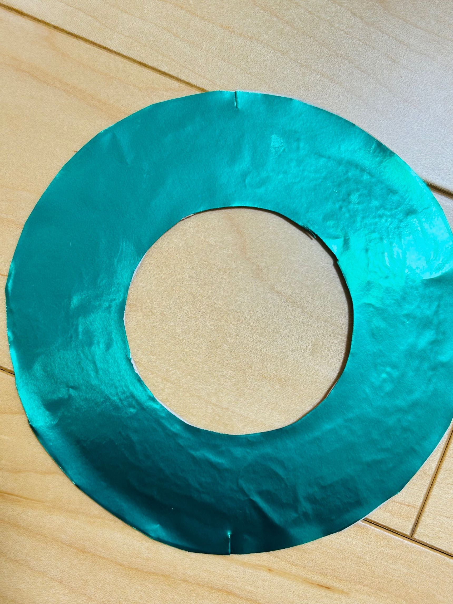 ④リースの外側と内側にはさみで切り込みをいれます