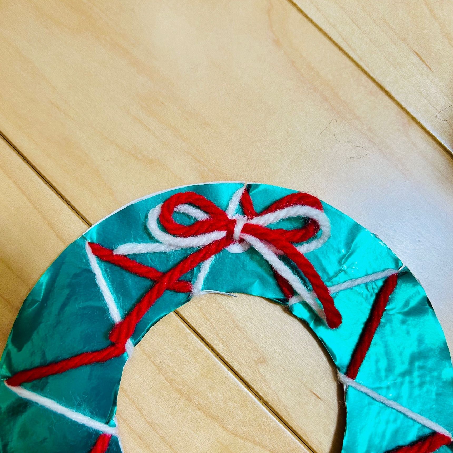 ⑥毛糸を蝶結びにしボンドでつけます