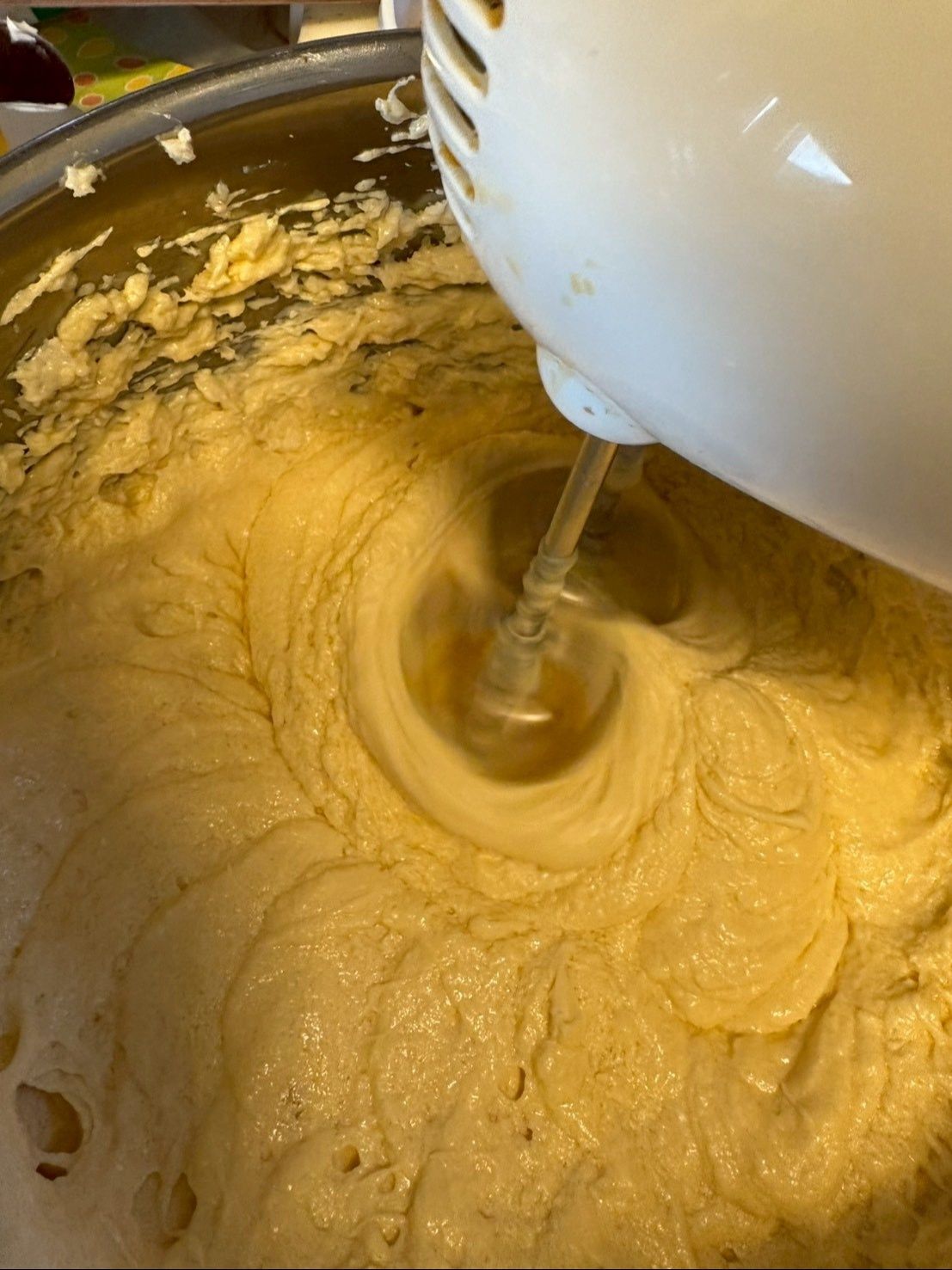 室温で柔らかくしたバターに砂糖を加えてふんわり混ぜ合わせます。