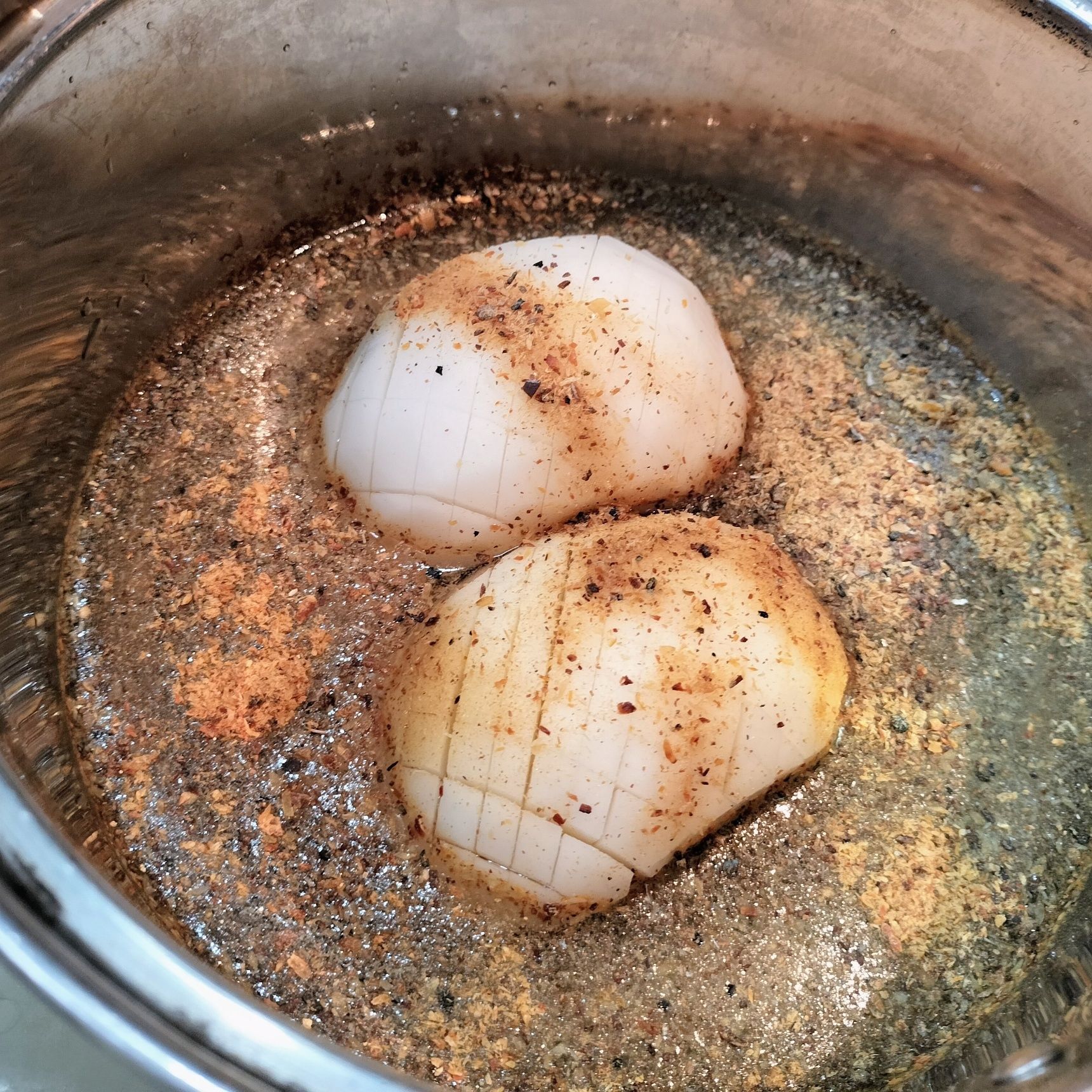 3、手順2の鍋をサッと洗い、下茹でしたカブを入れる→カブが半分程度かぶるくらいの水を注ぎ入れる→煮干しを入れて、ひと煮立ちさせる→中火で10分程煮る　※途中でひっくり返して、全体に柔らかくなるまで煮る