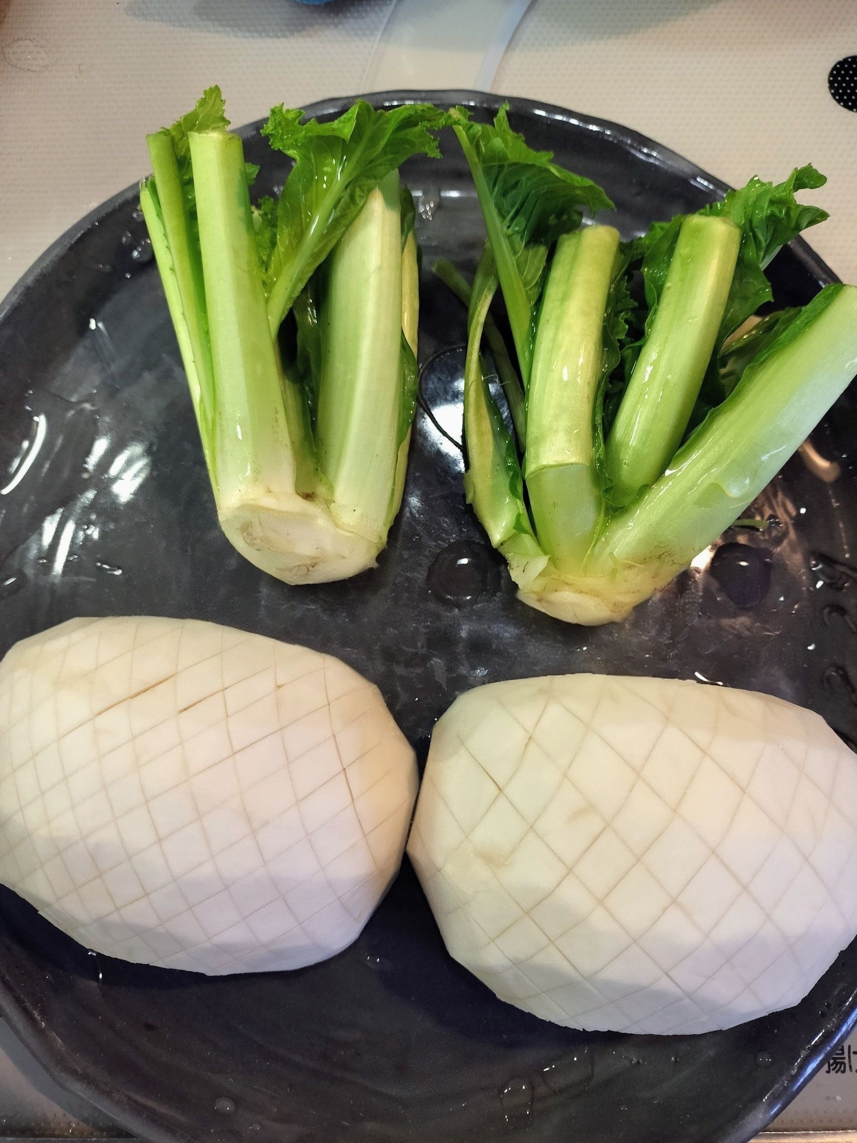 1、カブの根を切り取る→茎・葉を切り取る（茎がバラバラにならないように）→白い部分（胚軸）の皮を剥く→半分に切り、格子状に切り込みを入れる