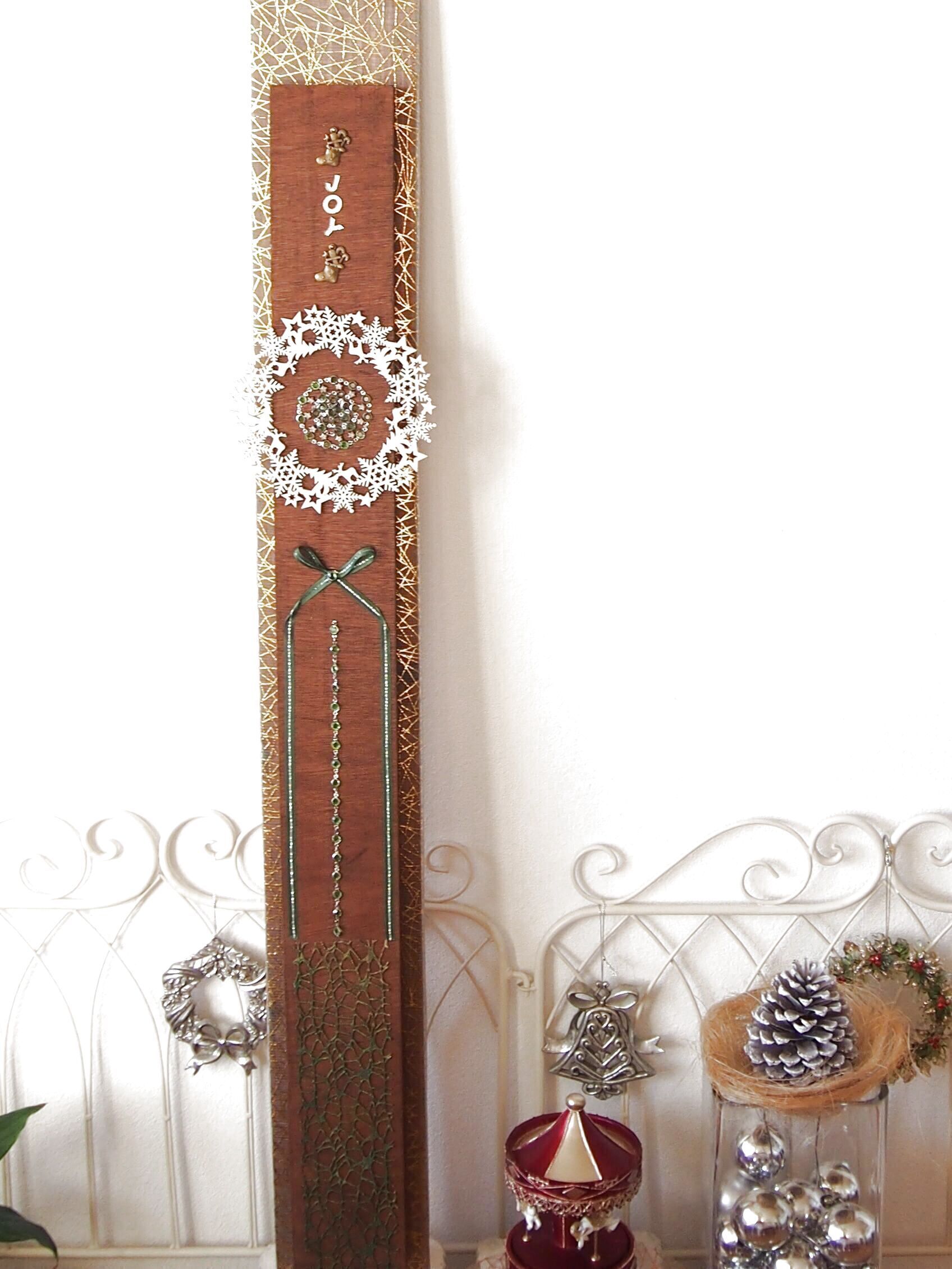 プレートは、背面板から浮かせた状態になっています