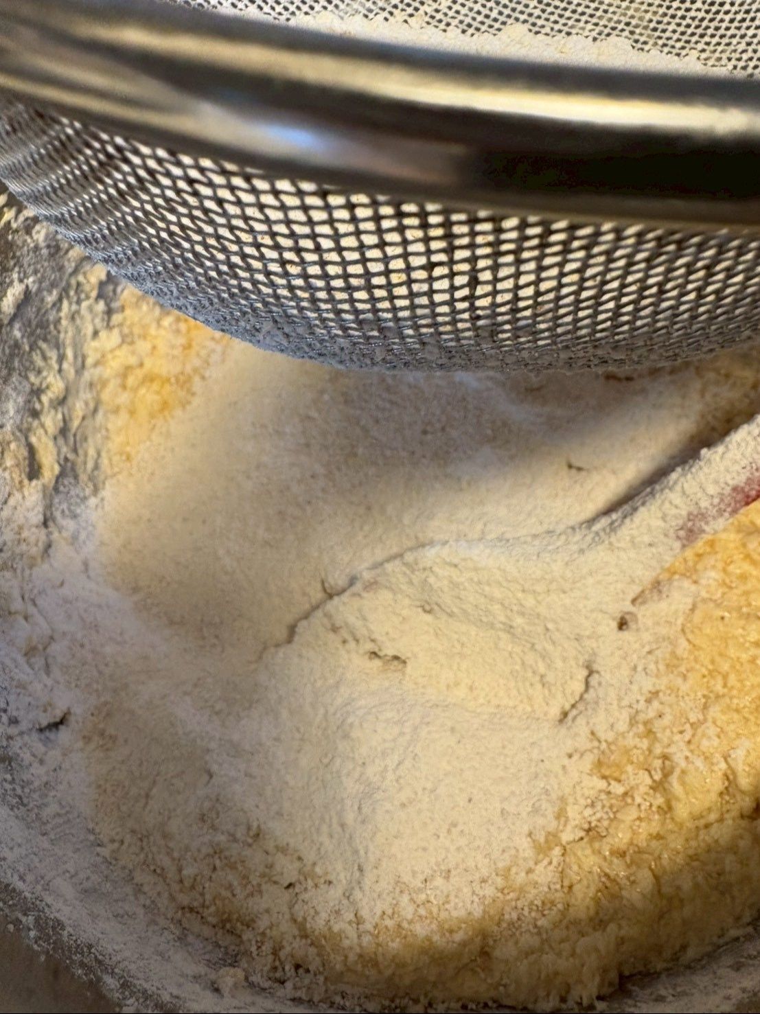 粉物は全て一緒に振るいながら少しずつ切るように混ぜて行きます。