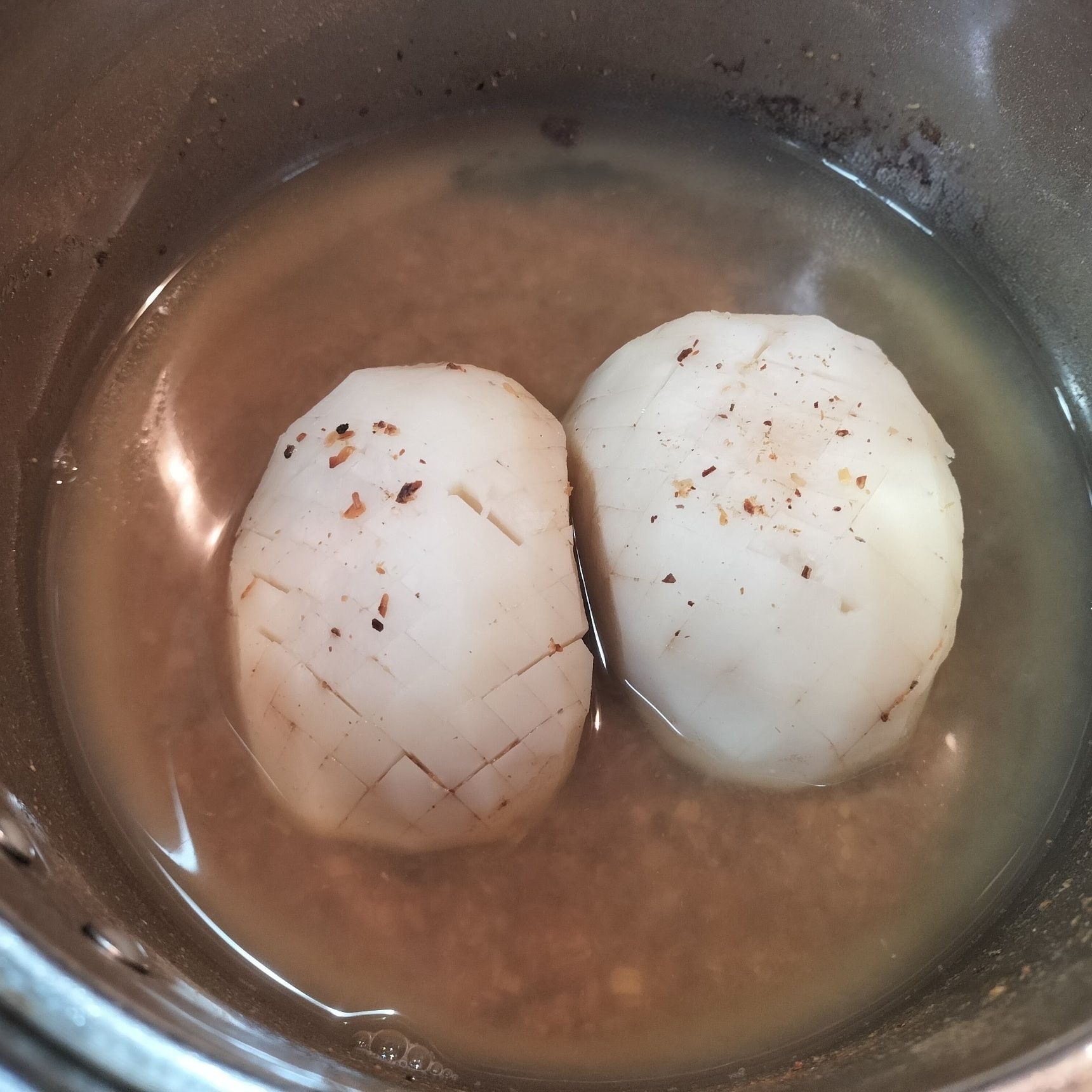 4、火を止め、蓋をしてそのまま放置（1時間程）　※格子状に切り込みを入れた分を下にして出汁に浸けておく