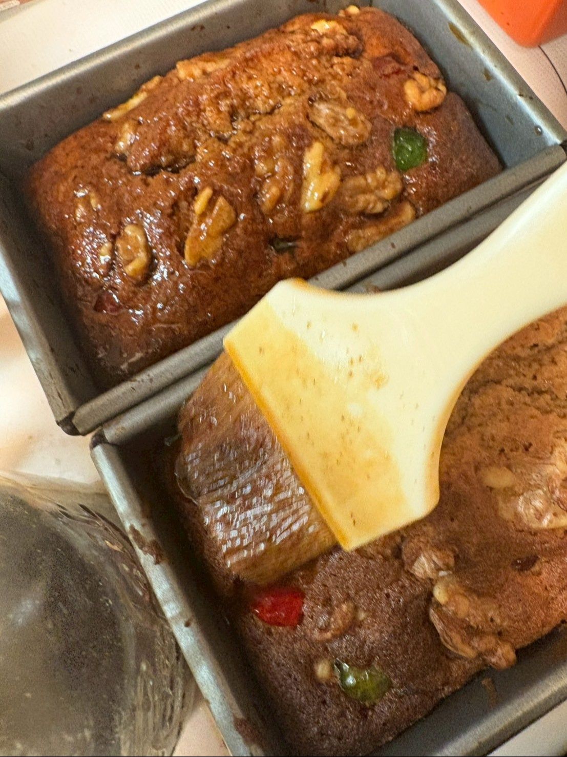 少し冷ましてから表面が乾かないように果物を漬けたラム酒を塗って保存してください。