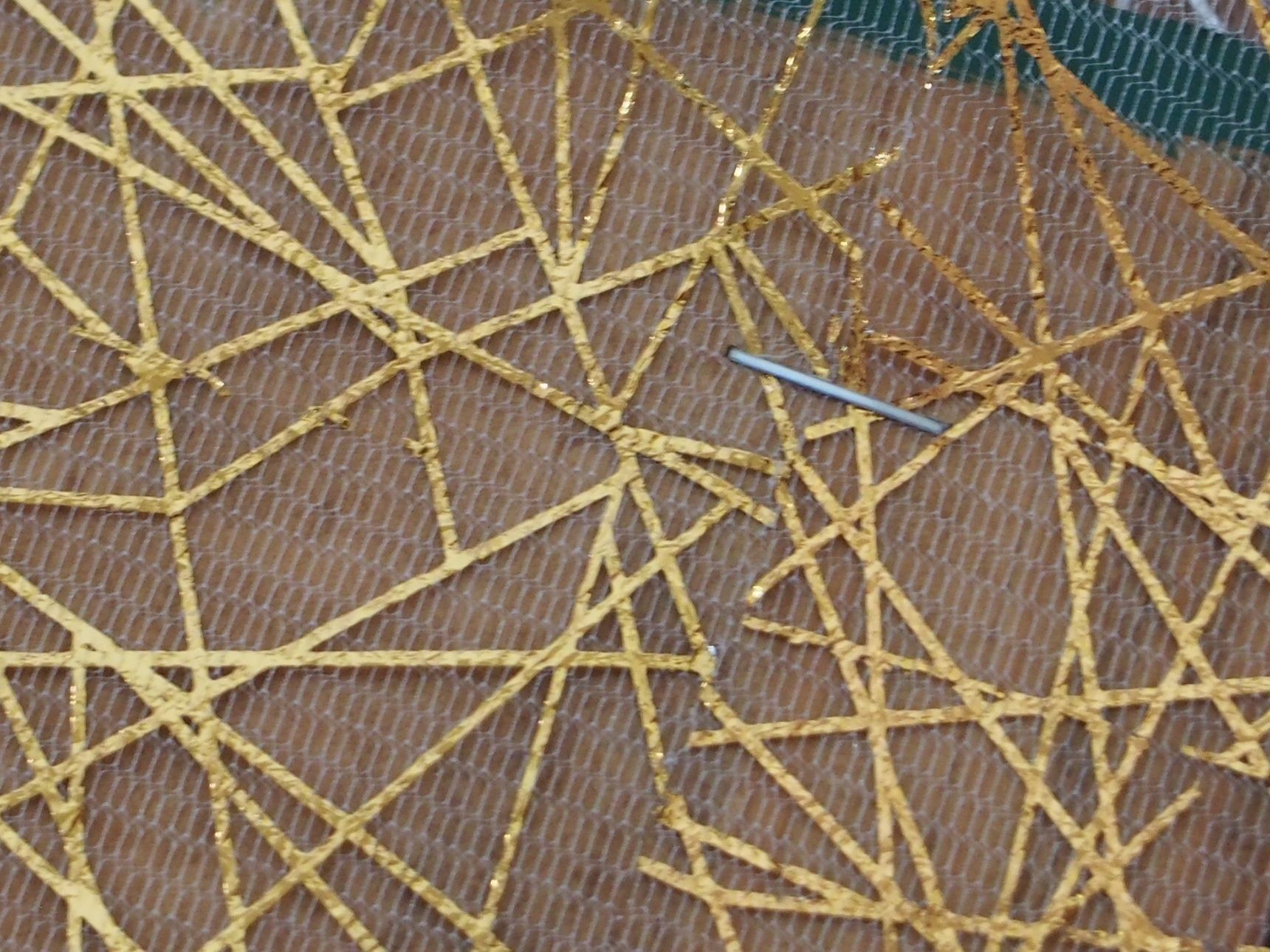 板の裏側でタッカーで止めます