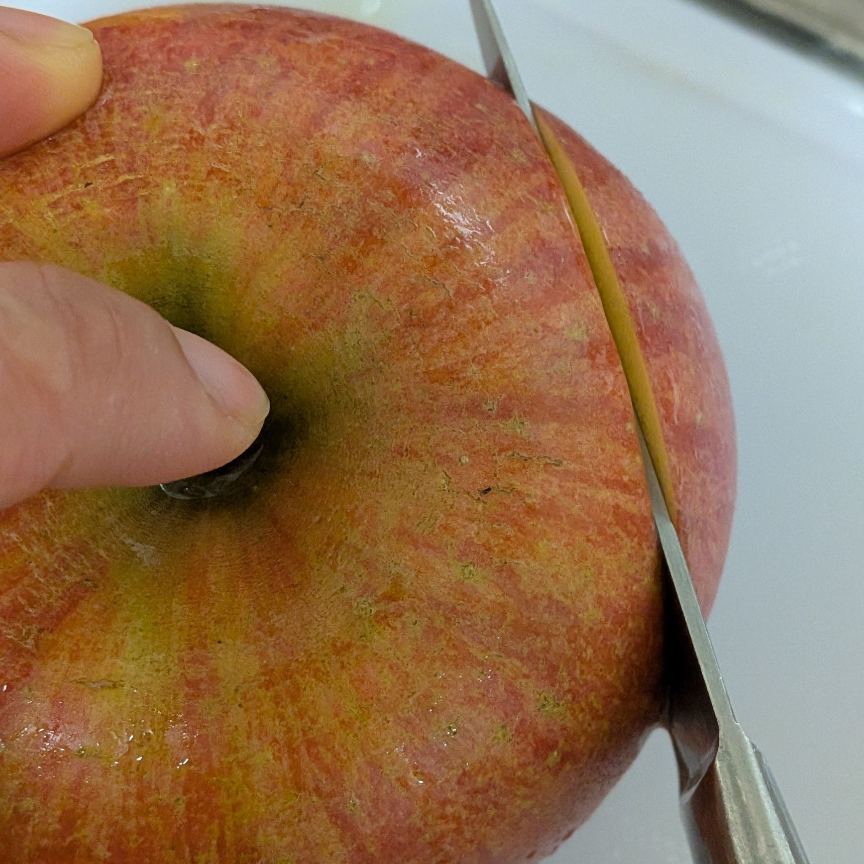 4、りんごを飾り切りする。