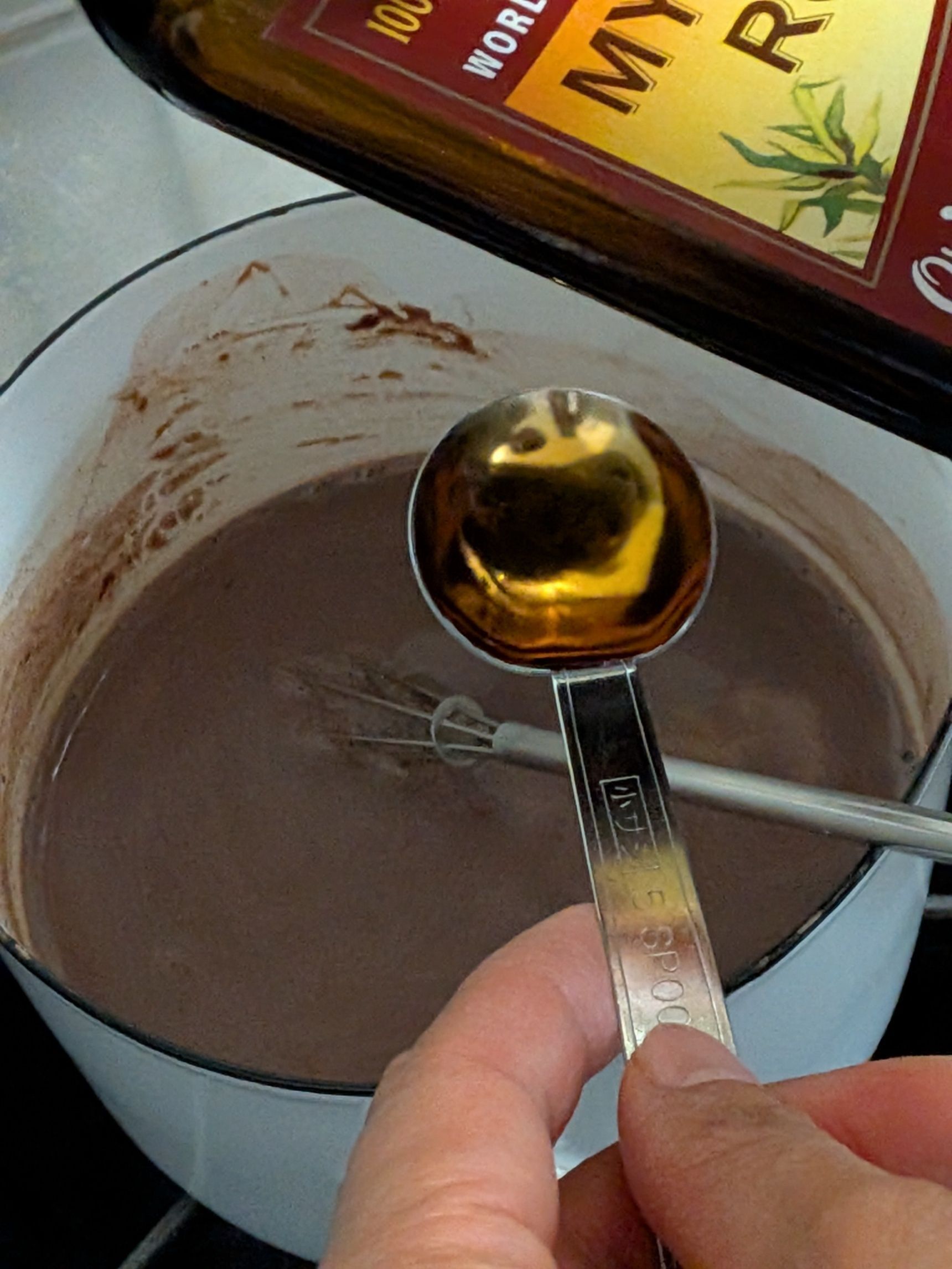 5.再度弱火で温める。温まったら、火を止めてラム酒を入れる