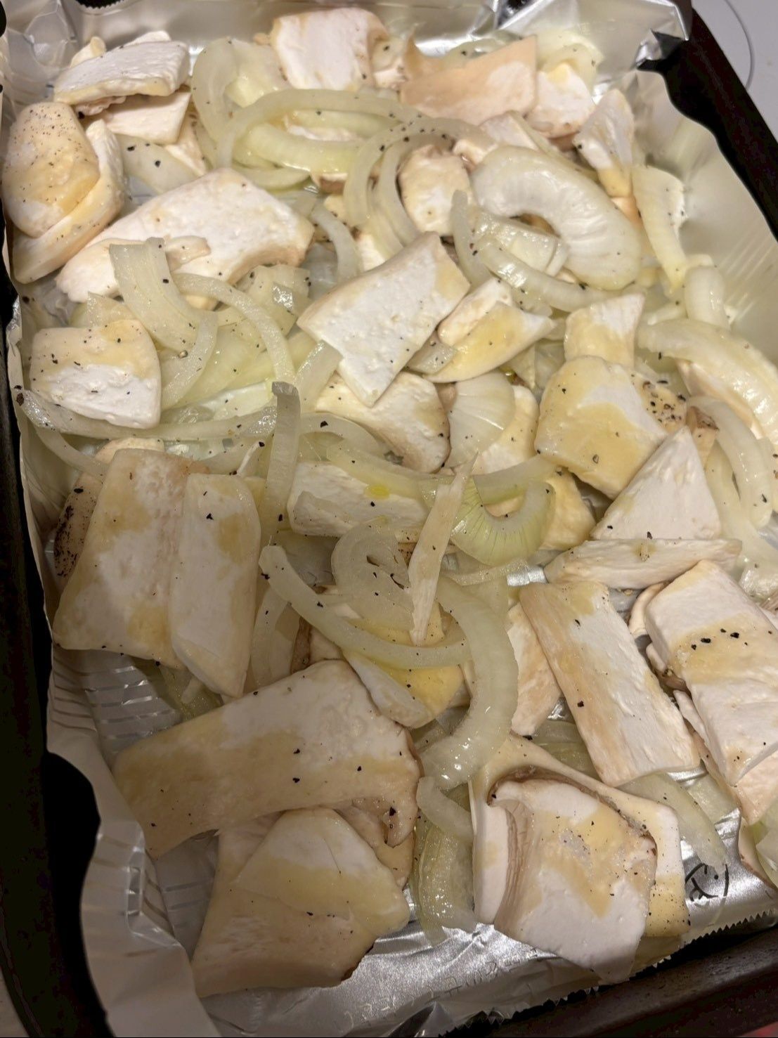 グリルにクッキングホイルを敷いて、玉ねぎとエリンギを敷きました。