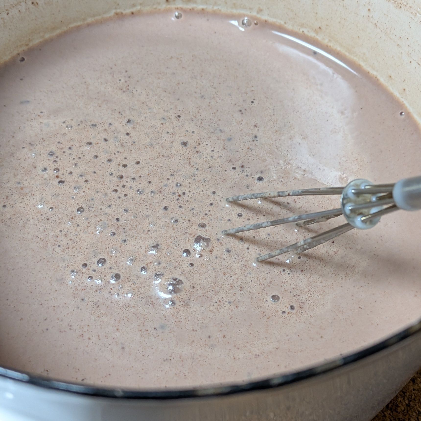 3.牛乳を全て入れたら沸騰させない程度に温める