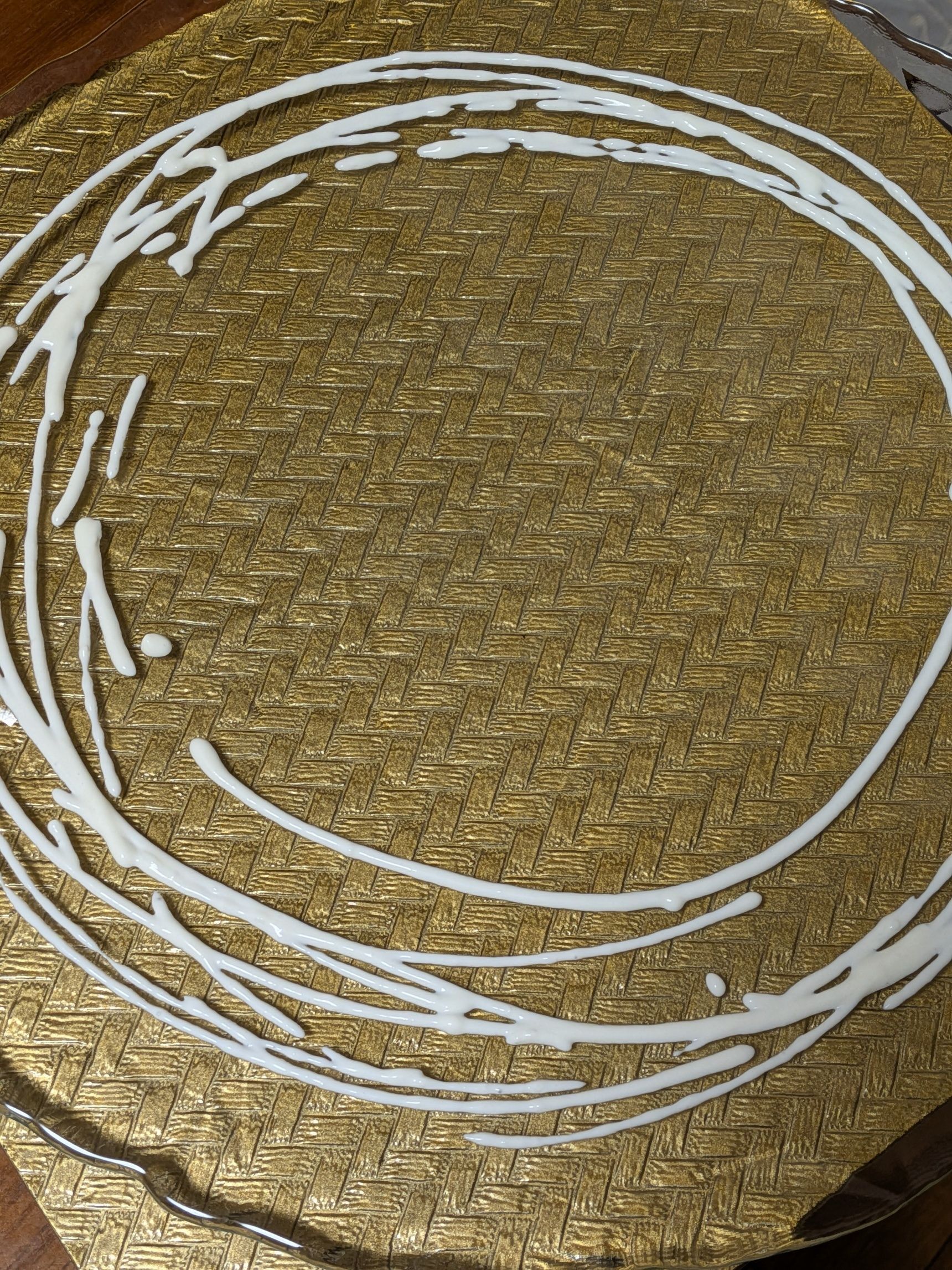 6、◯を良くあわせて少しコルネに詰める。お皿に絞り出す。