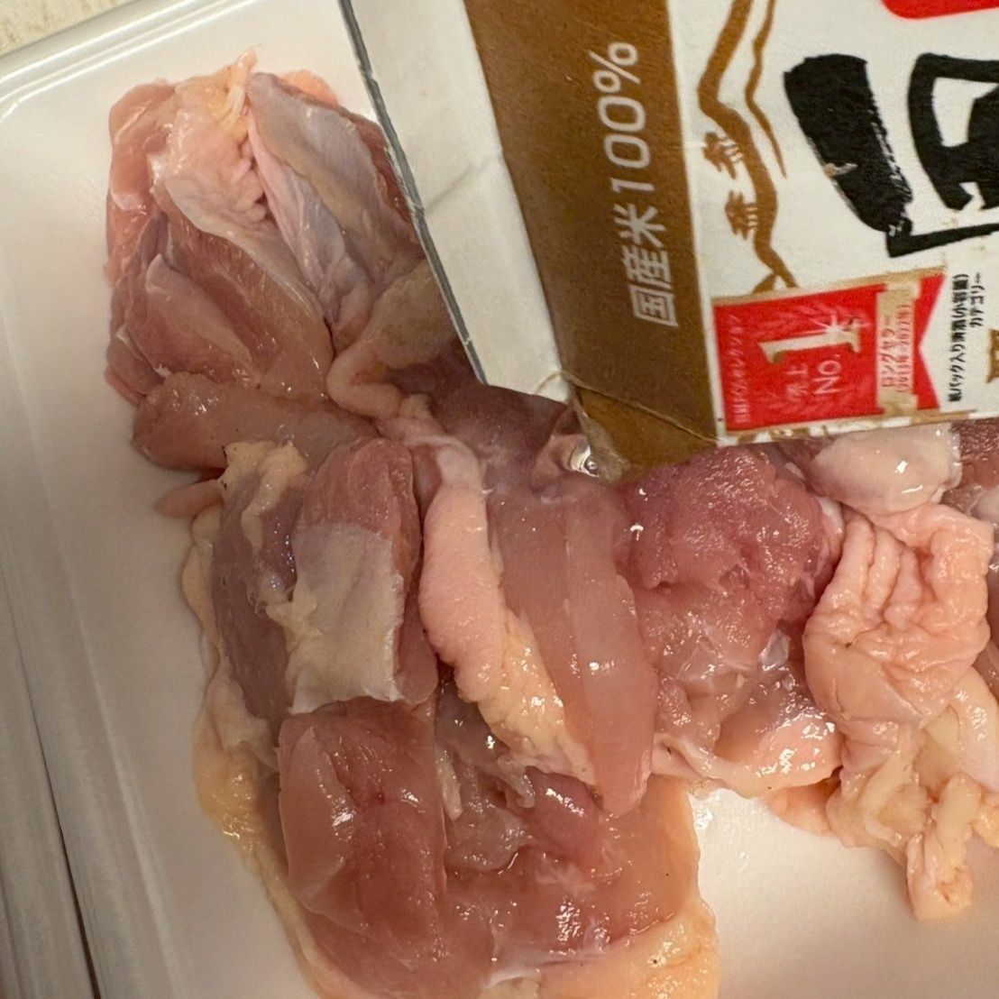 モモ肉は縦半分にカットし、酒を振りかけて塩コショウしました。