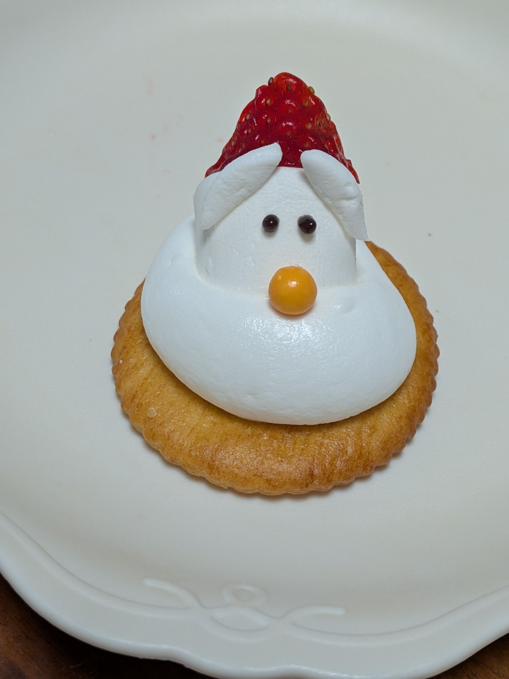 8. いちごをカットする。2/3程度のところで切り、下の部分は胴体にする。上の部分で帽子を作る。（上の部分が少し余るので食べましょう）