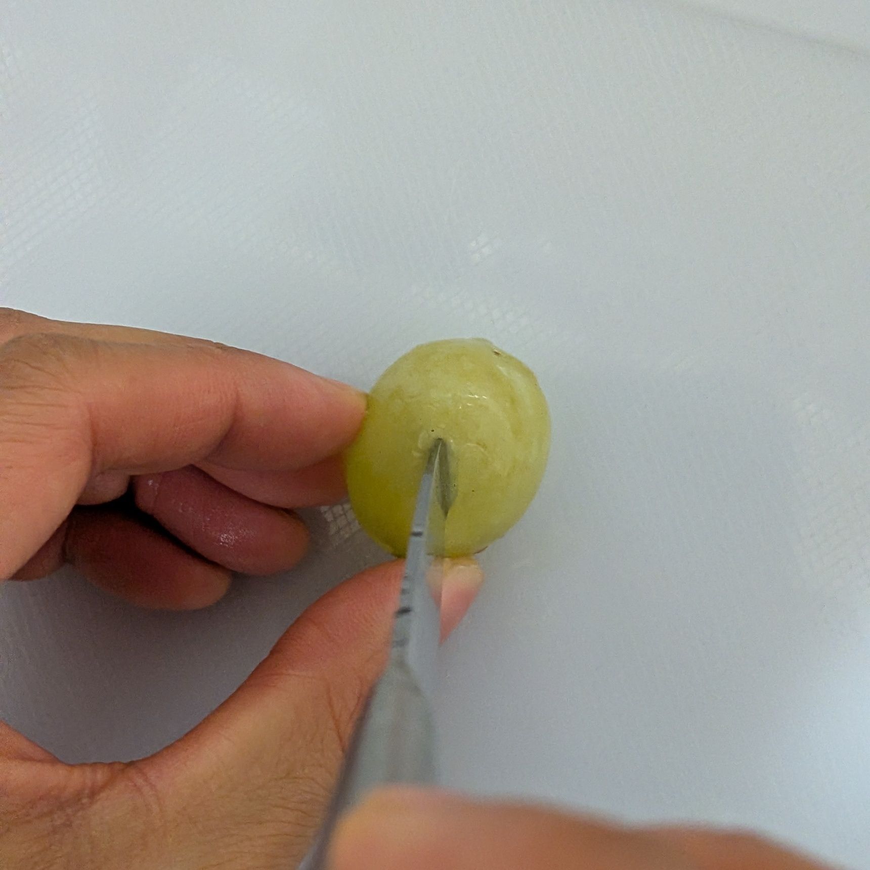 3、ぶどうを飾り切りする。