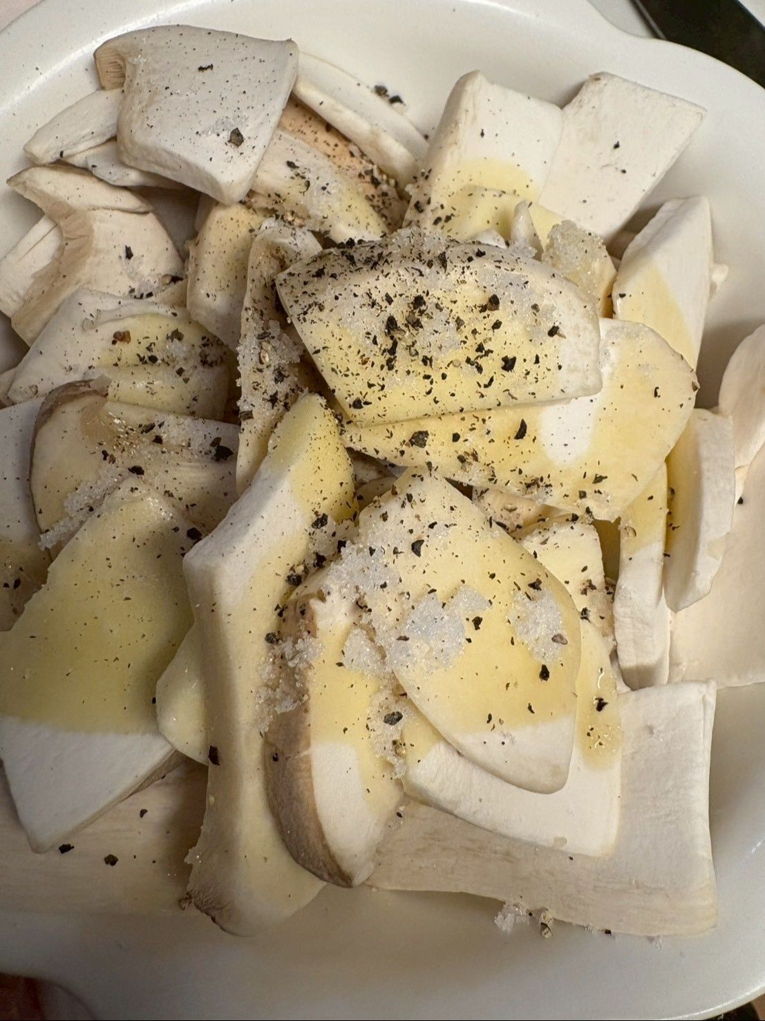 スライスした玉ねぎにエリンギを加えてオリーブオイルと塩コショウで味を付けます。