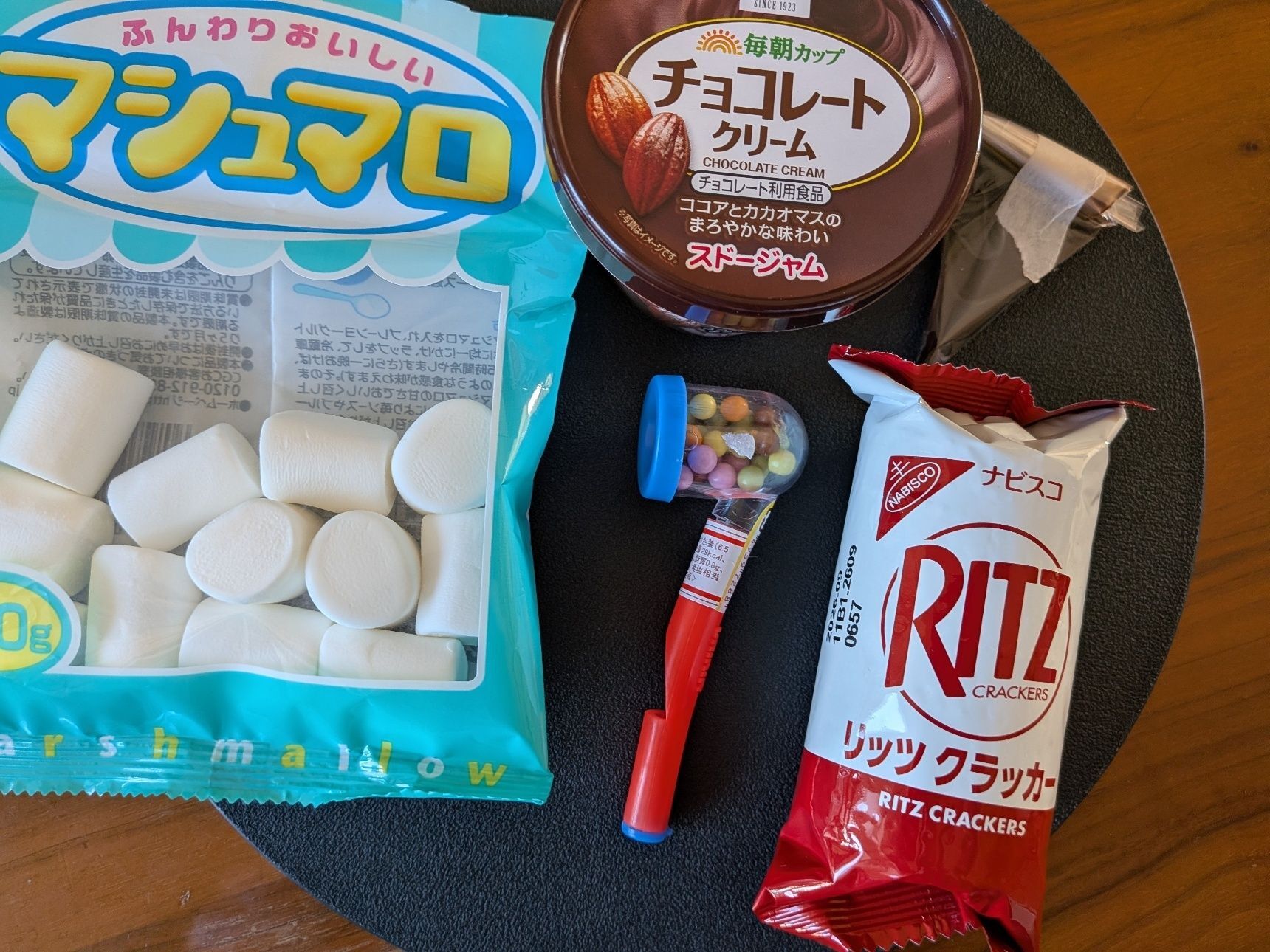 ＊マシュマロいちごサンタの顔の材料です。