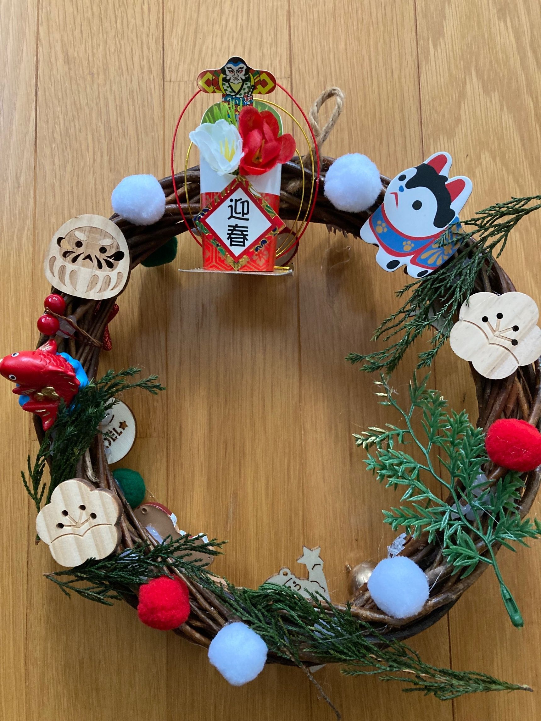 ②裏側にお正月飾りと花材を付ける。