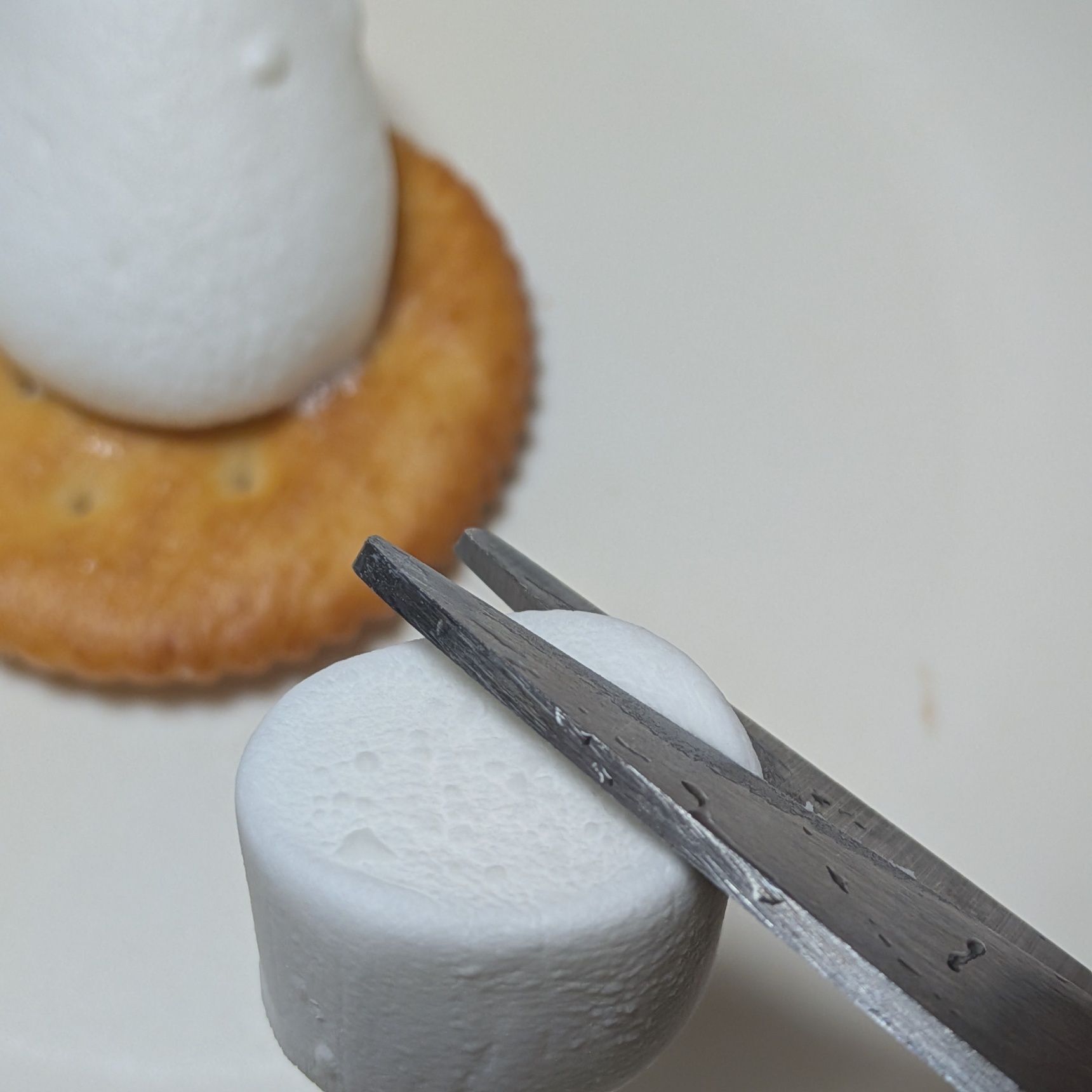 4. まゆげを作ります。奥の部分2箇所を斜めに切ります。