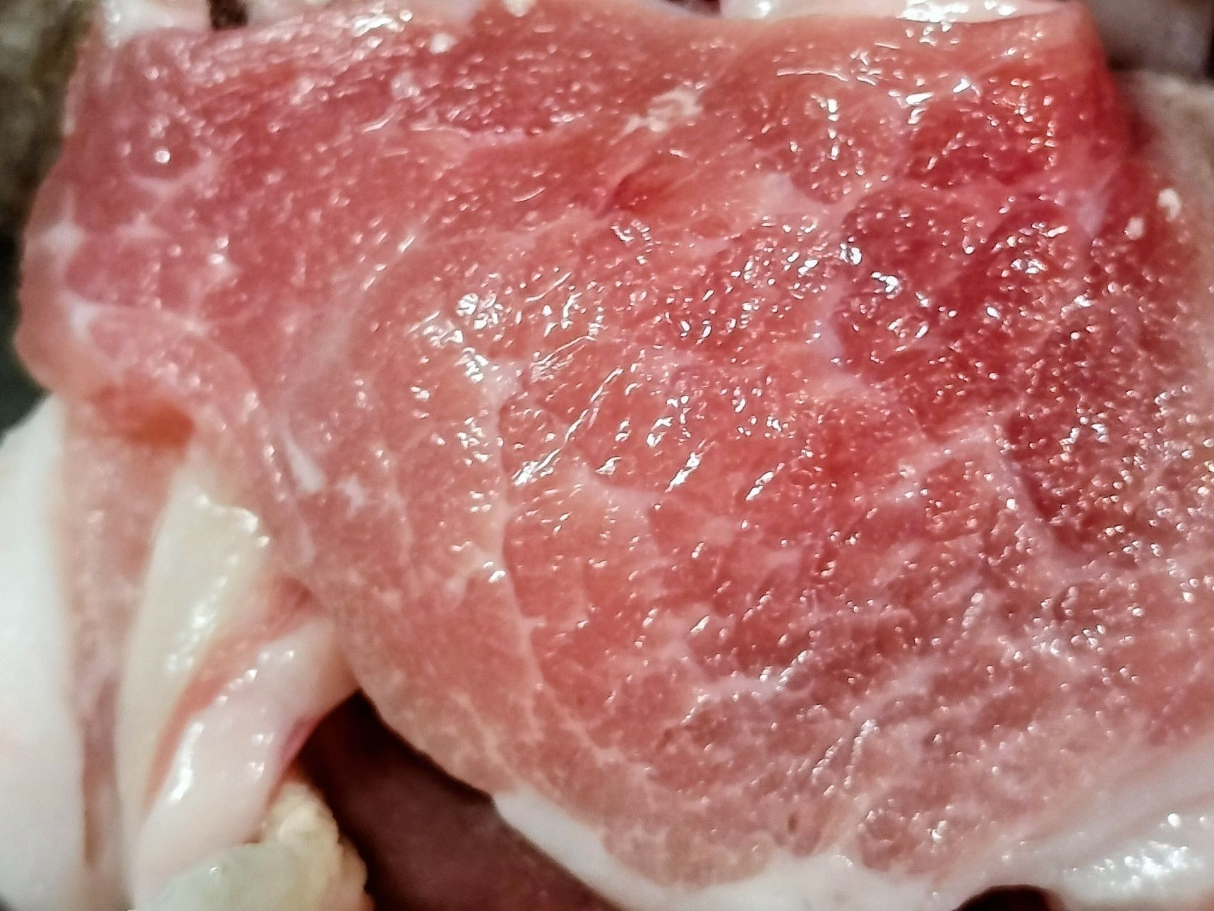 1.フライパンに日本酒を入れ、ひと煮立ちさせる→弱火〜中火にして豚肉を入れ、しっかり火を通す→ザルにあけ、蒸し汁をきる→器に盛り付ける→彩りに長ネギを添える