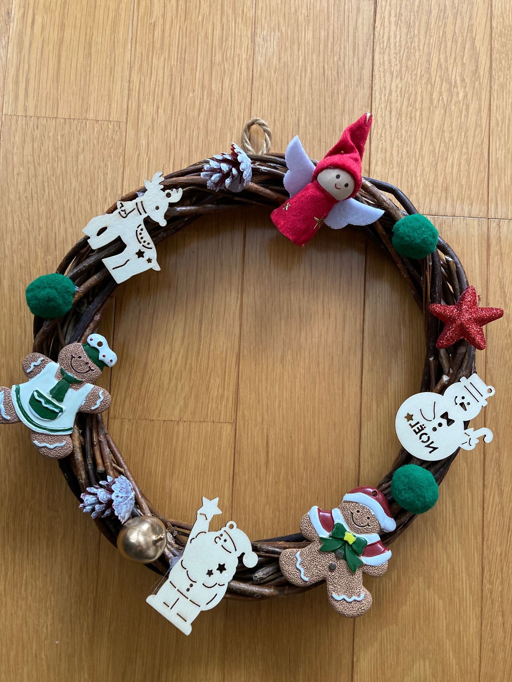 ①作り方　リース台にクリスマス飾りを付ける。