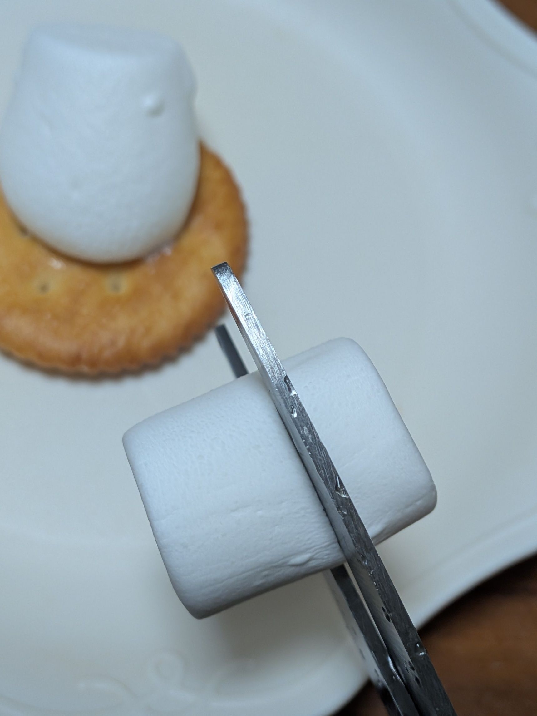 3. もう一つのマシュマロの半分〜2/3程のところをハサミで切る。（ハサミは少し水で濡らすと扱いやすいです）