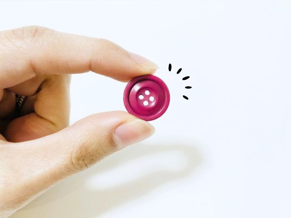 余った予備ボタン、捨てるの待って！意外だけど便利な活用法があるんです♡旅先でも役立ちますよ