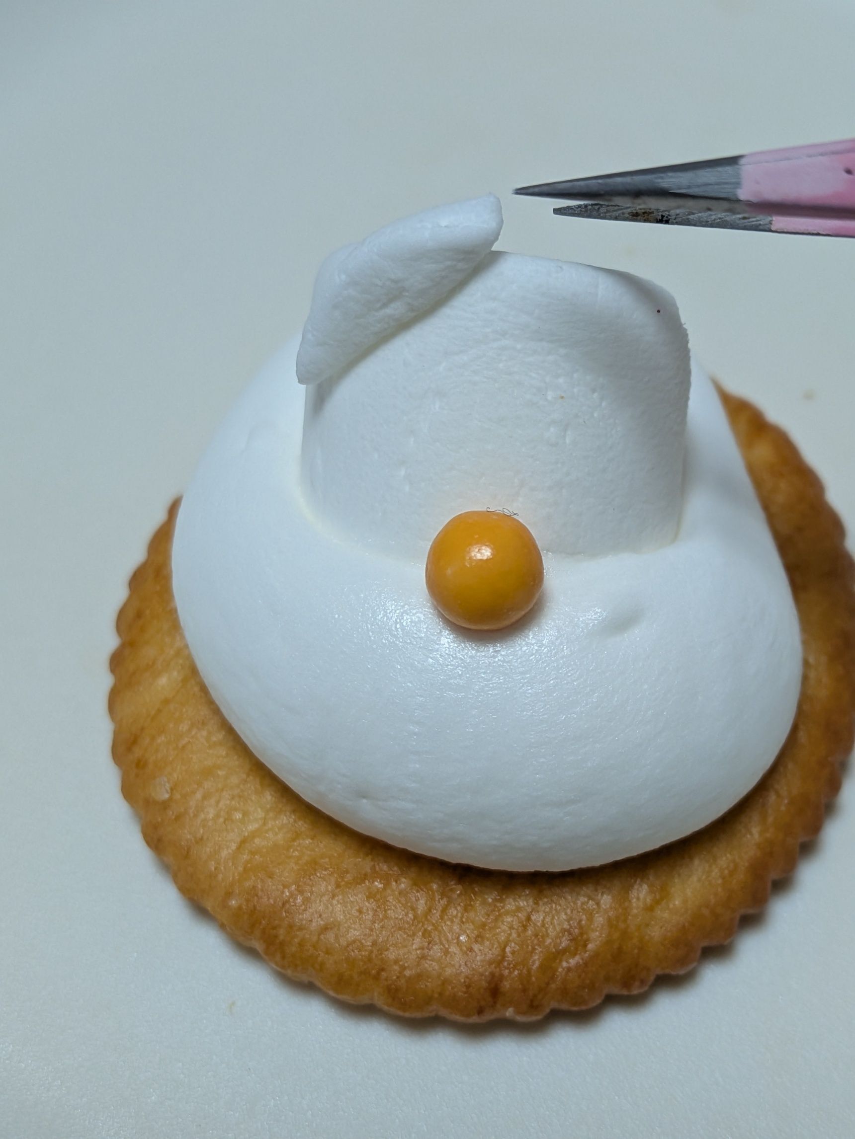 6. 鼻とまゆげをのせる。