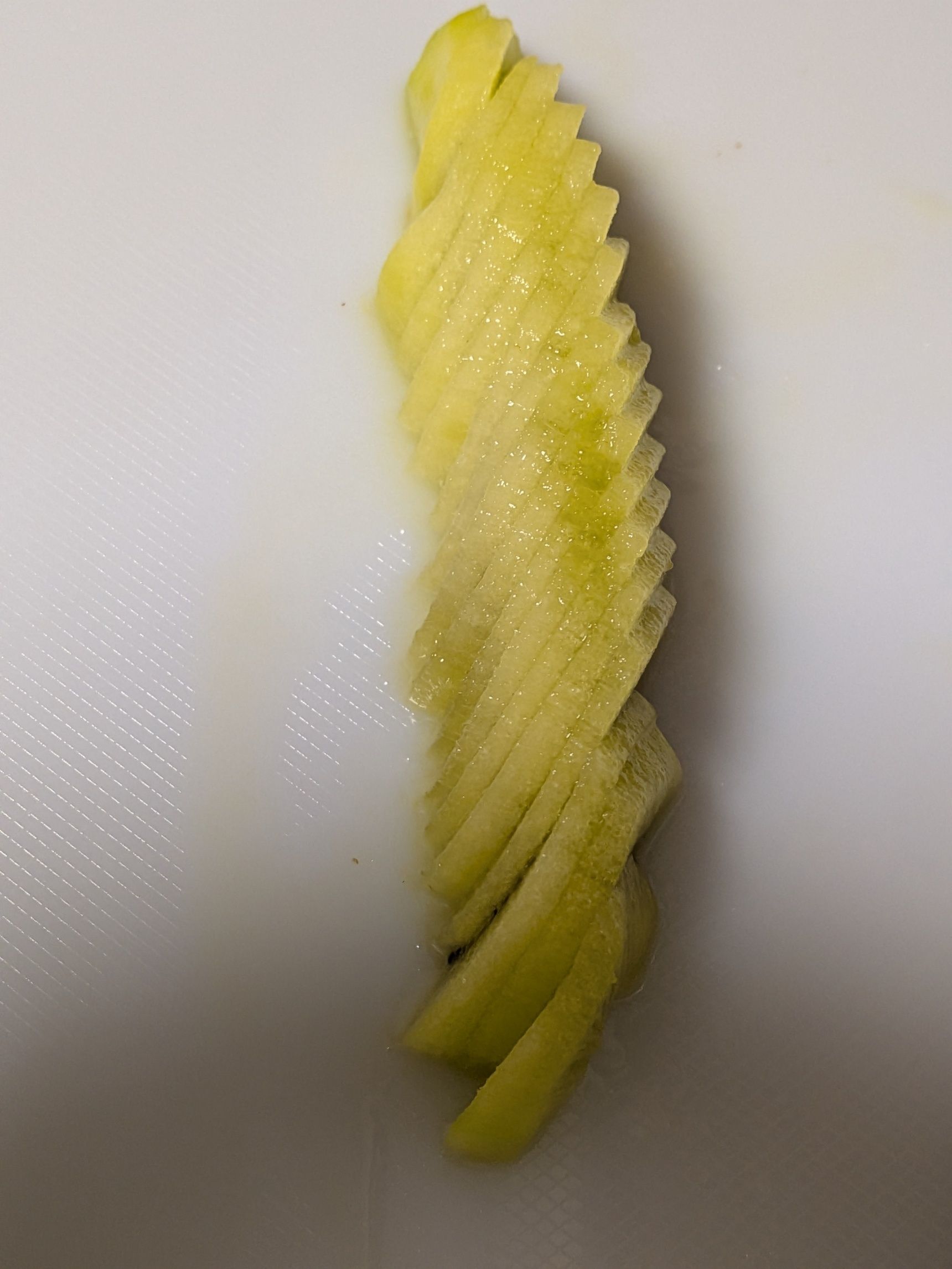 2、キウイを飾り切りする。