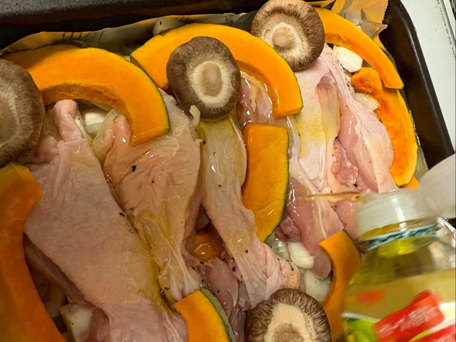 鶏肉、かぼちゃ、椎茸を乗せてお任せでセットしたら中火20分でした。