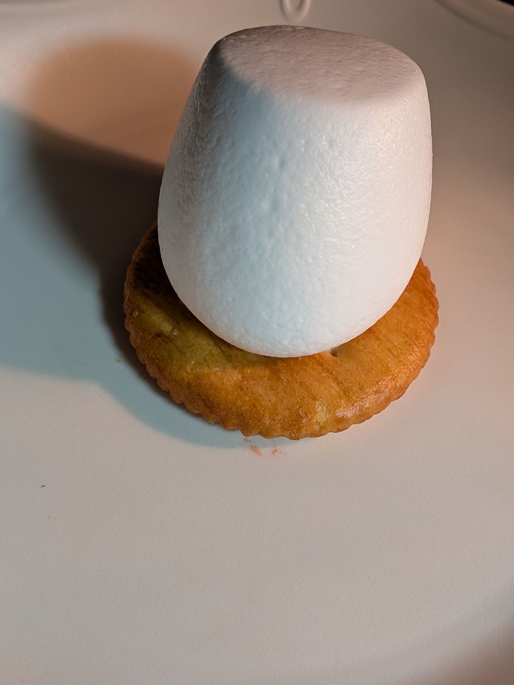 2. リッツを取りだしマシュマロを置く。電子レンジで10秒程加熱し、ぷくっと膨らんだら取り消す。