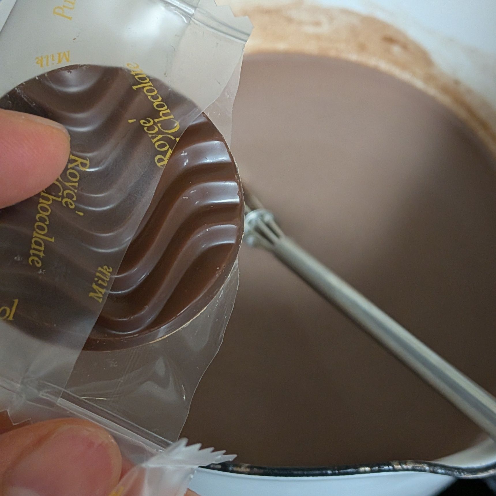 4.チョコレートを入れる。チョコレートを溶かす。