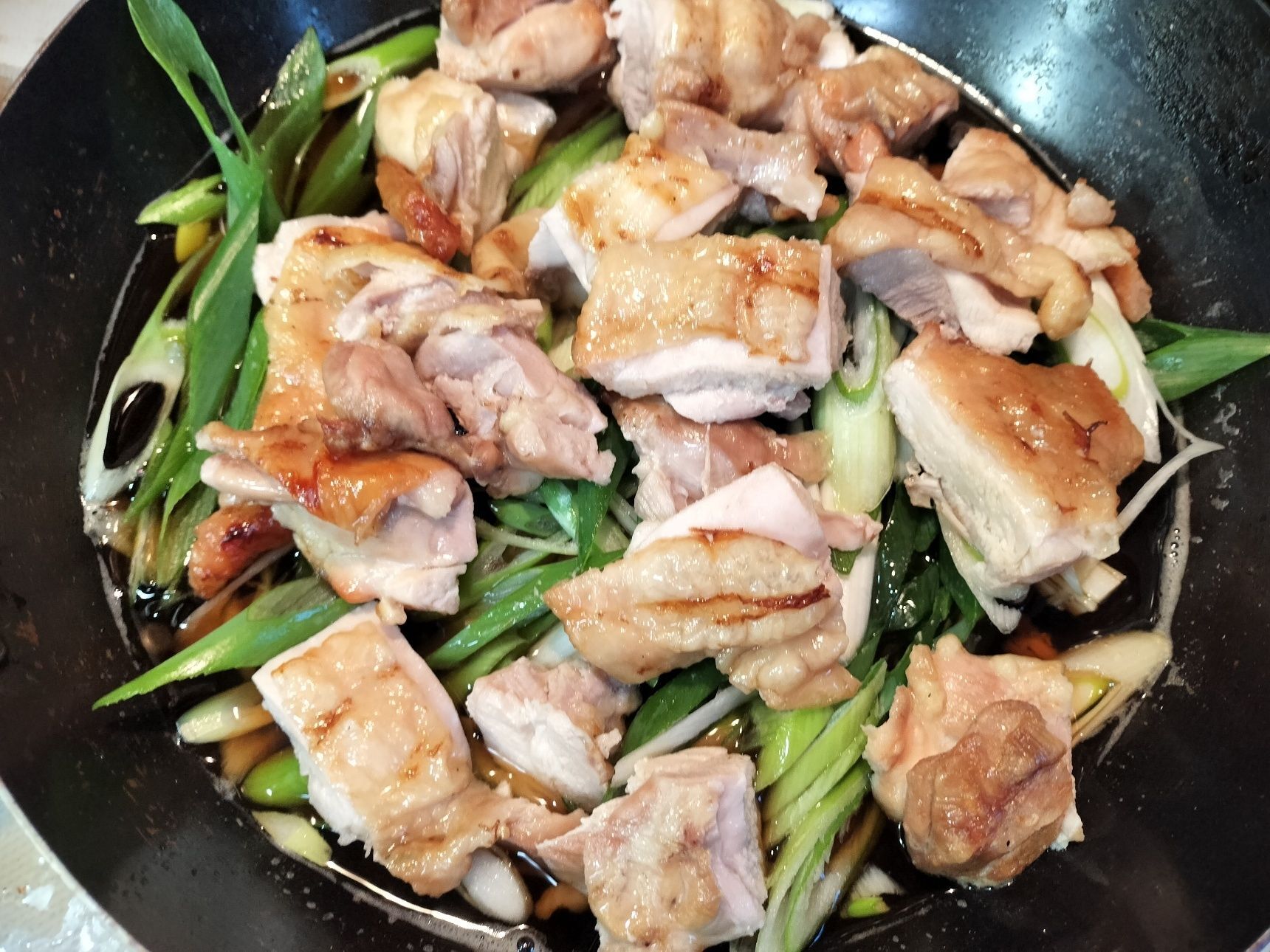 5.長ネギと食べやすい大きさに切ったグリルチキンを入れ、ひと煮立ちさせる→中火で5分程煮る