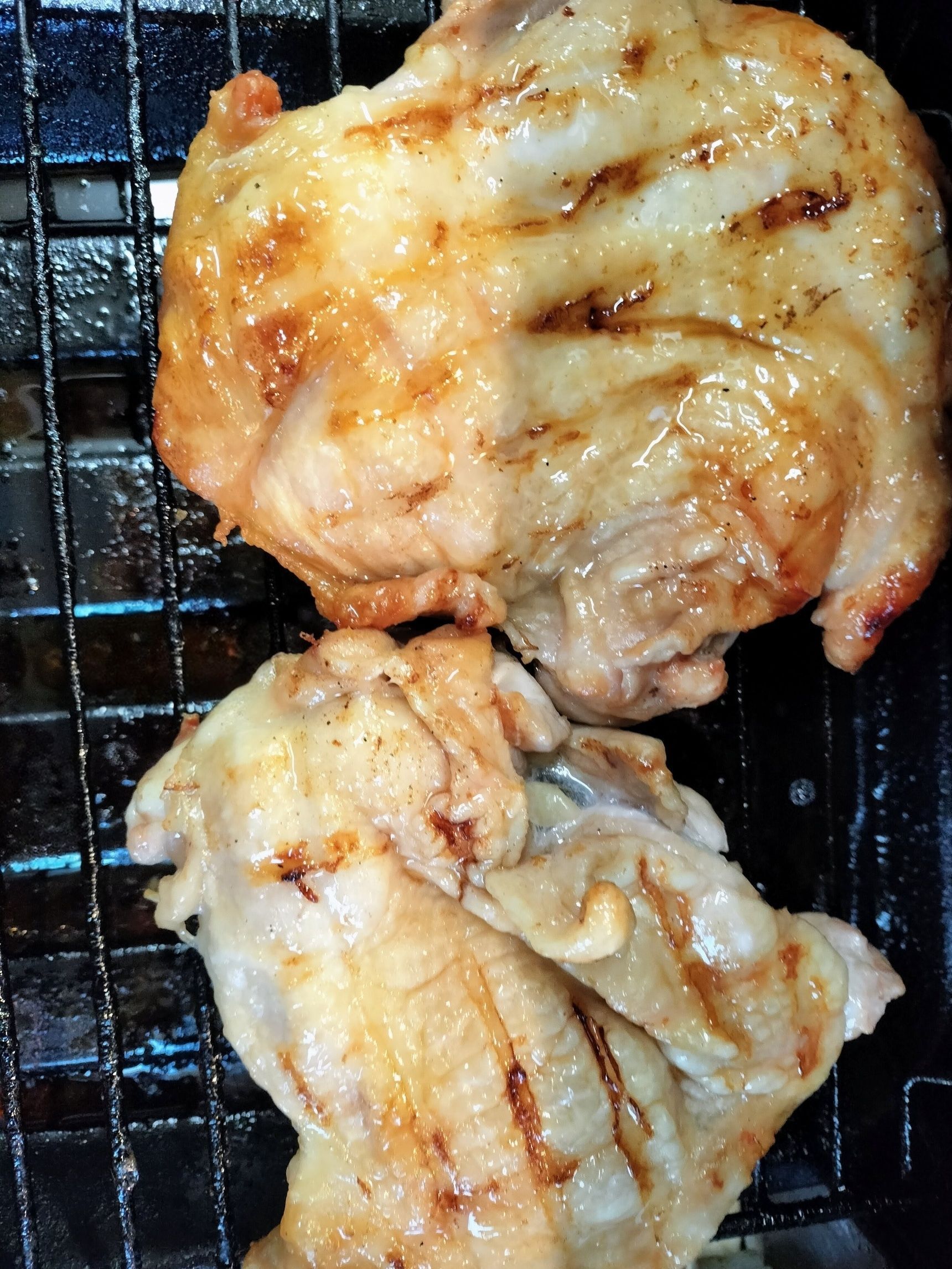 1.鶏もも肉に、材料●をふりかける→グリルでこんがり焼く