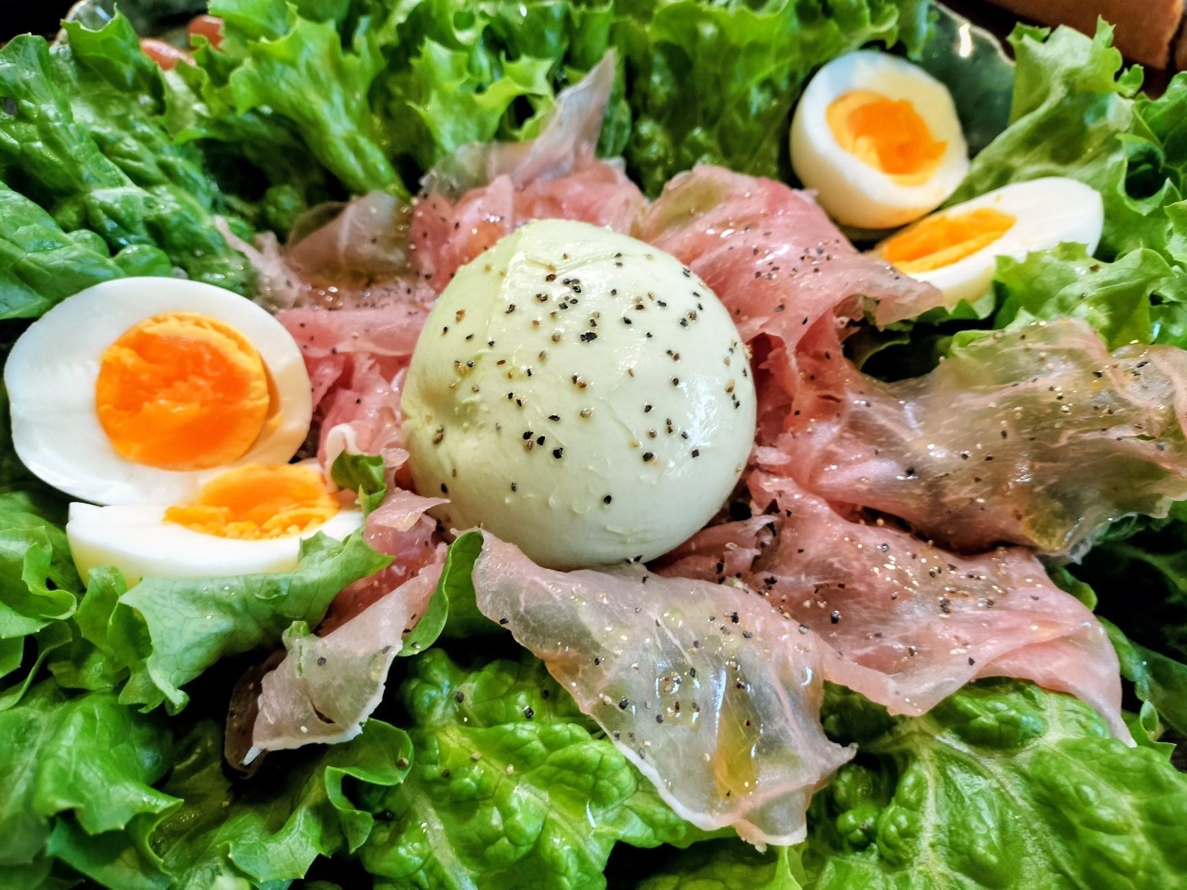 市販のフランスパンにコレを塗ってコクと風味をプラス ！モッツァレラチーズと生ハムのサラダと合う〜！