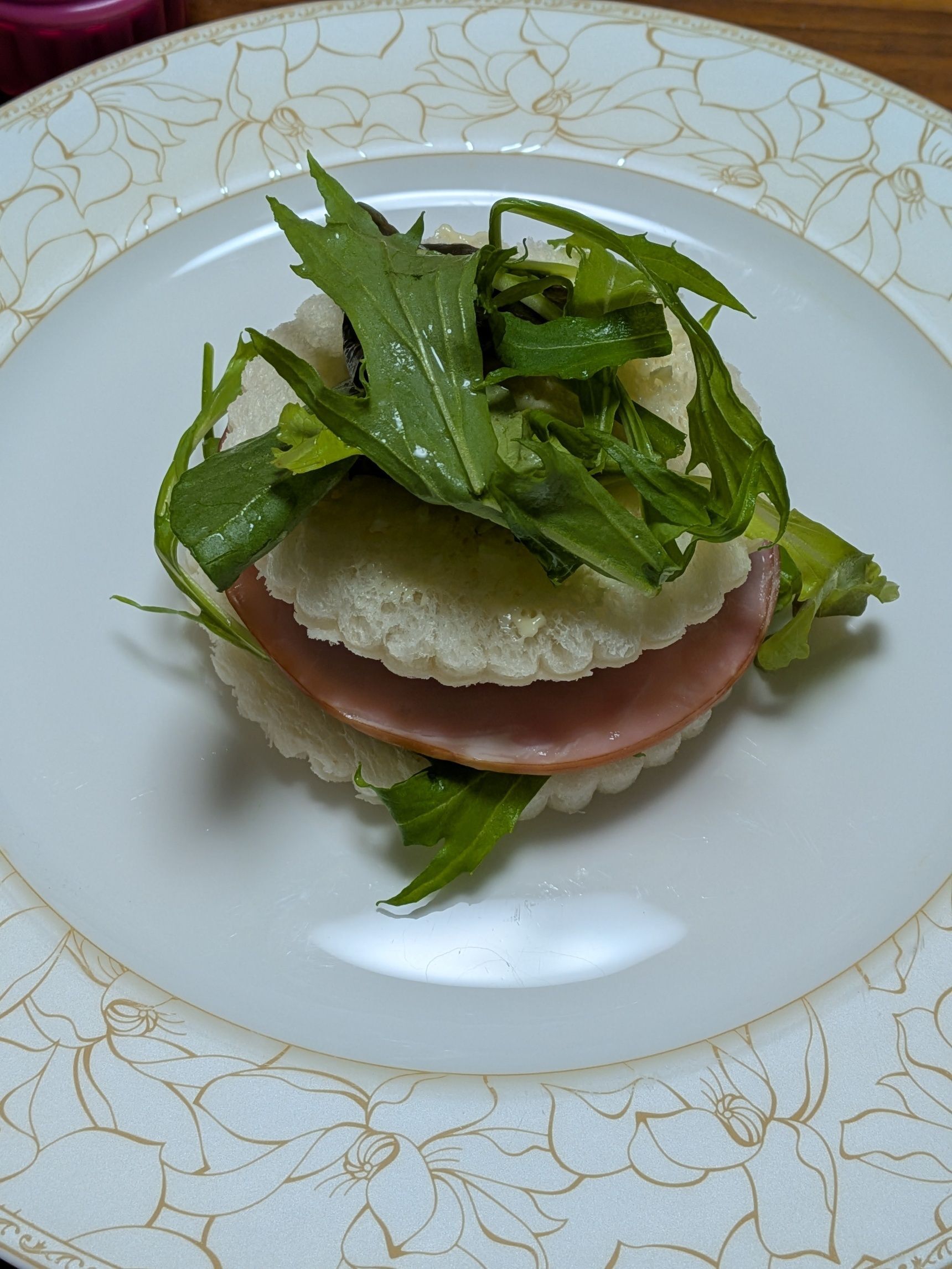 3.食パンに●を塗り、好きな材料をどんどん重ねていく