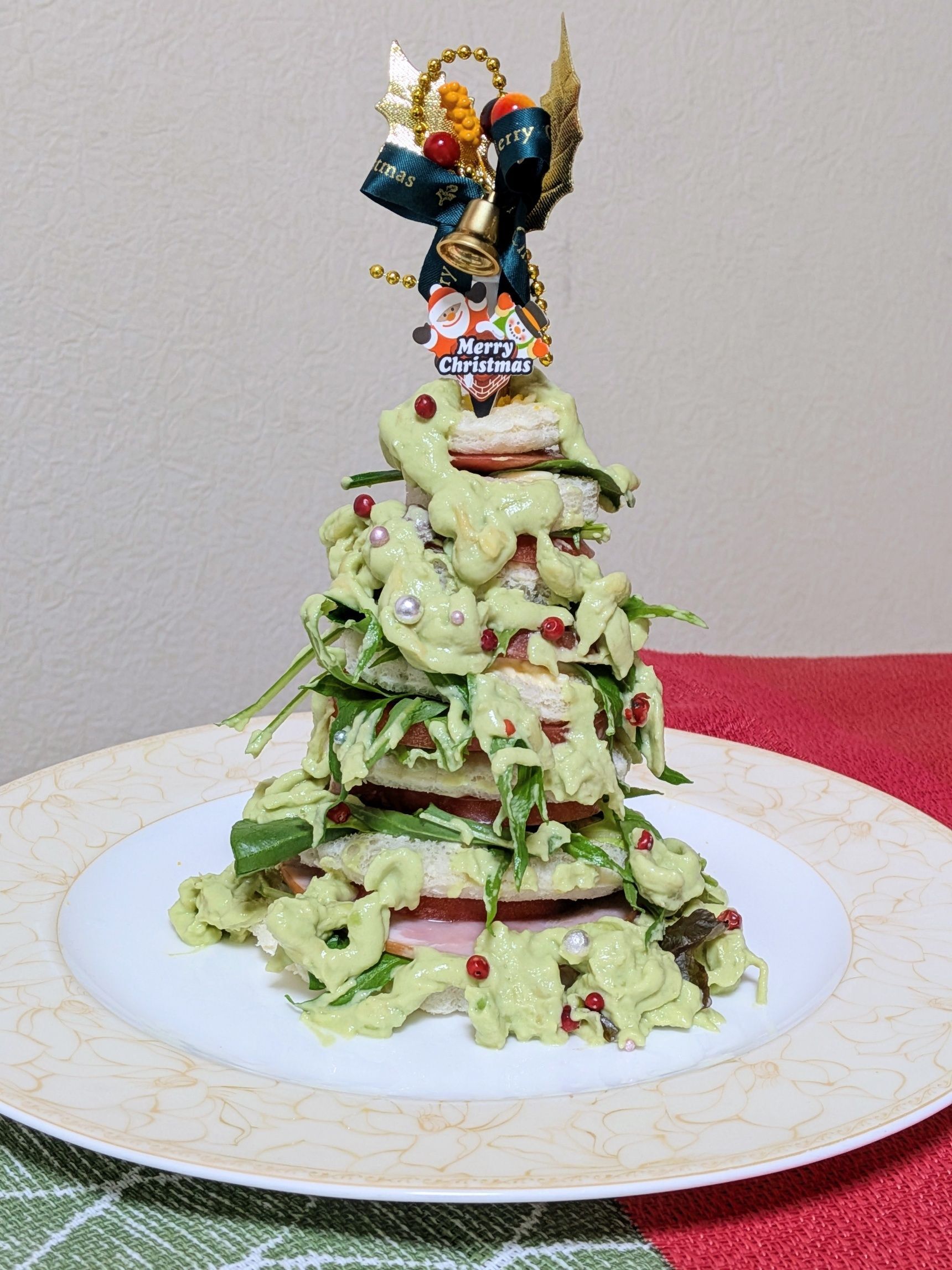 5.◯のソースを上から絞る。あればアラザン、ピンクペッパー、ピックなどで飾り付けをする