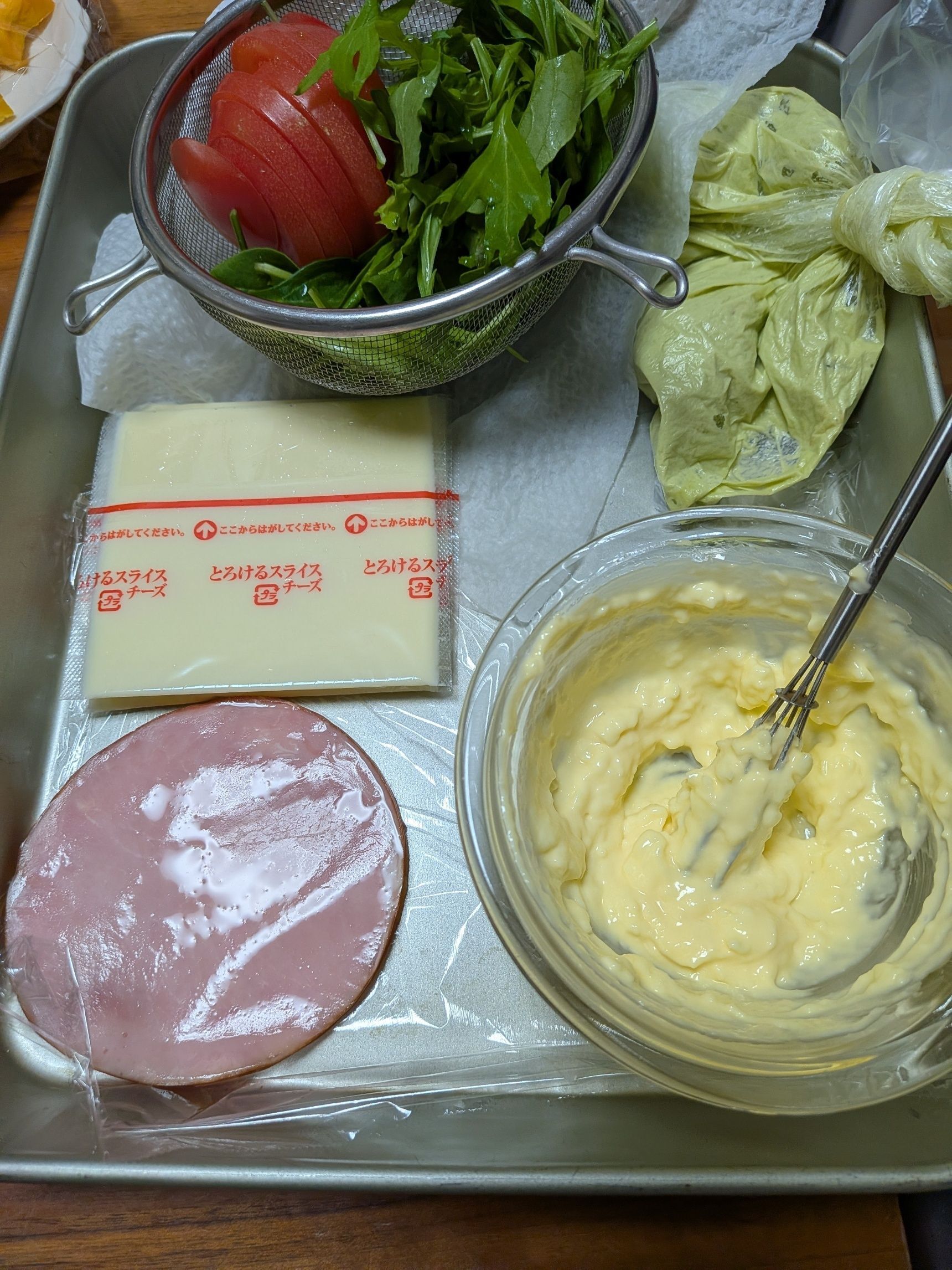 1.材料を準備する。●を小さい器に入れて混ぜる。◯を食品用ポリ袋に入れて潰して混ぜておく