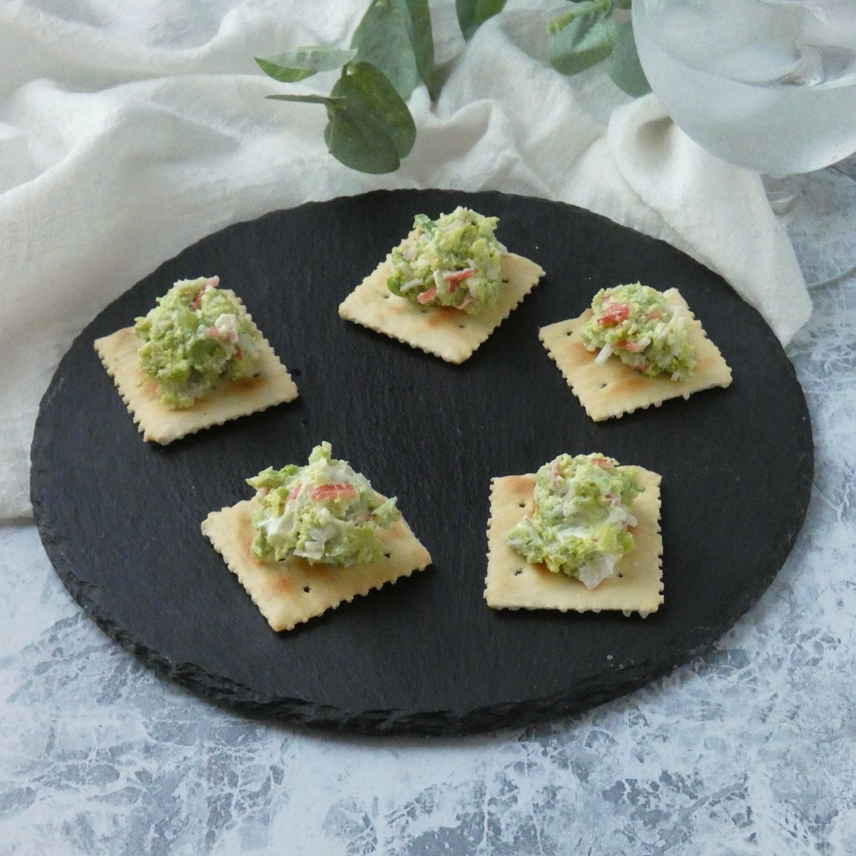 5分で完成！「アボカドとカニカマのカナッペ」