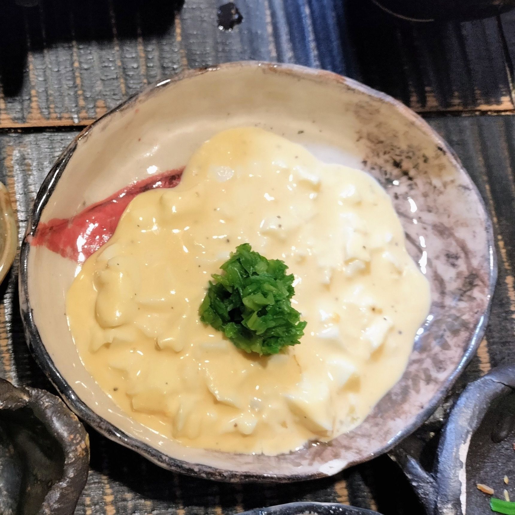 ■セリをサッと塩ゆでして、流水で冷やし、しっかり水気を絞り、細かく切る→小さなボウルに、材料●を入れる→茹で卵を潰しながら混ぜる→小皿に盛り付け、セリを添える