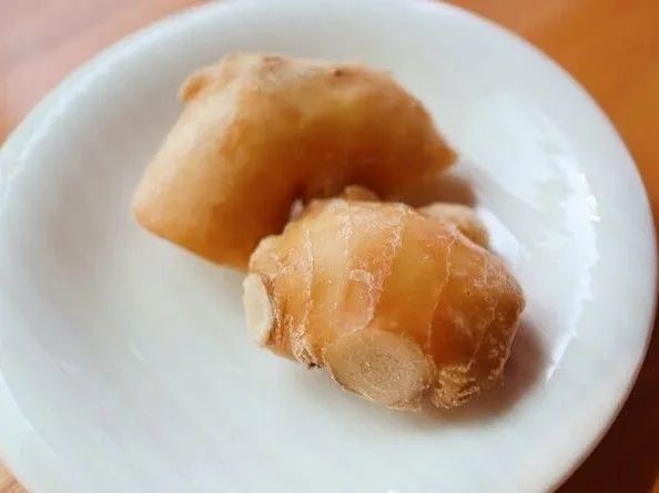 『しょうが』の皮むき＆おろしが断然ラクに！アルミホイルで叶う〈時短ワザ2連発〉