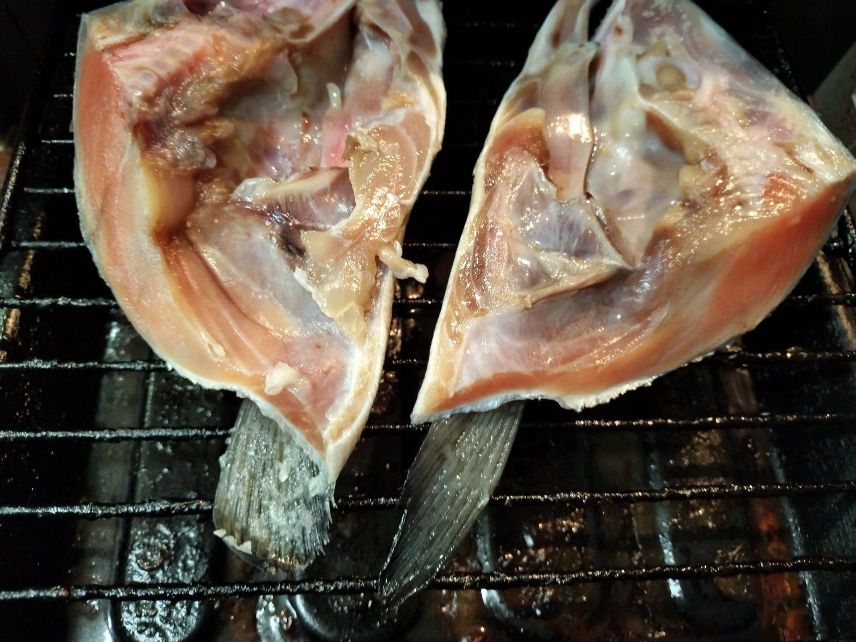 1.新巻鮭の頭（カマ付き）部分を焼く