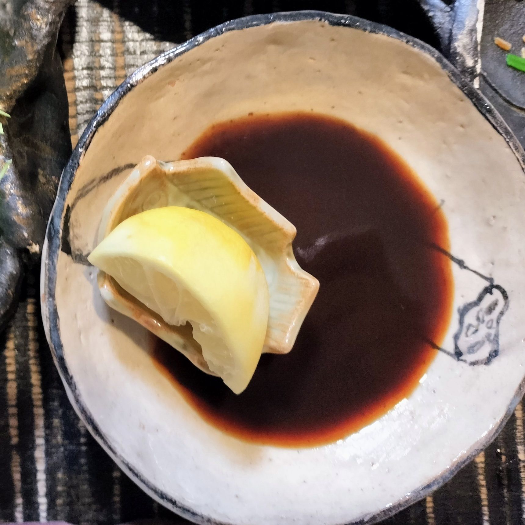 ■小皿に小さい器をのせる→小さい器にレモンを入れ、小皿に中濃ソースを入れる