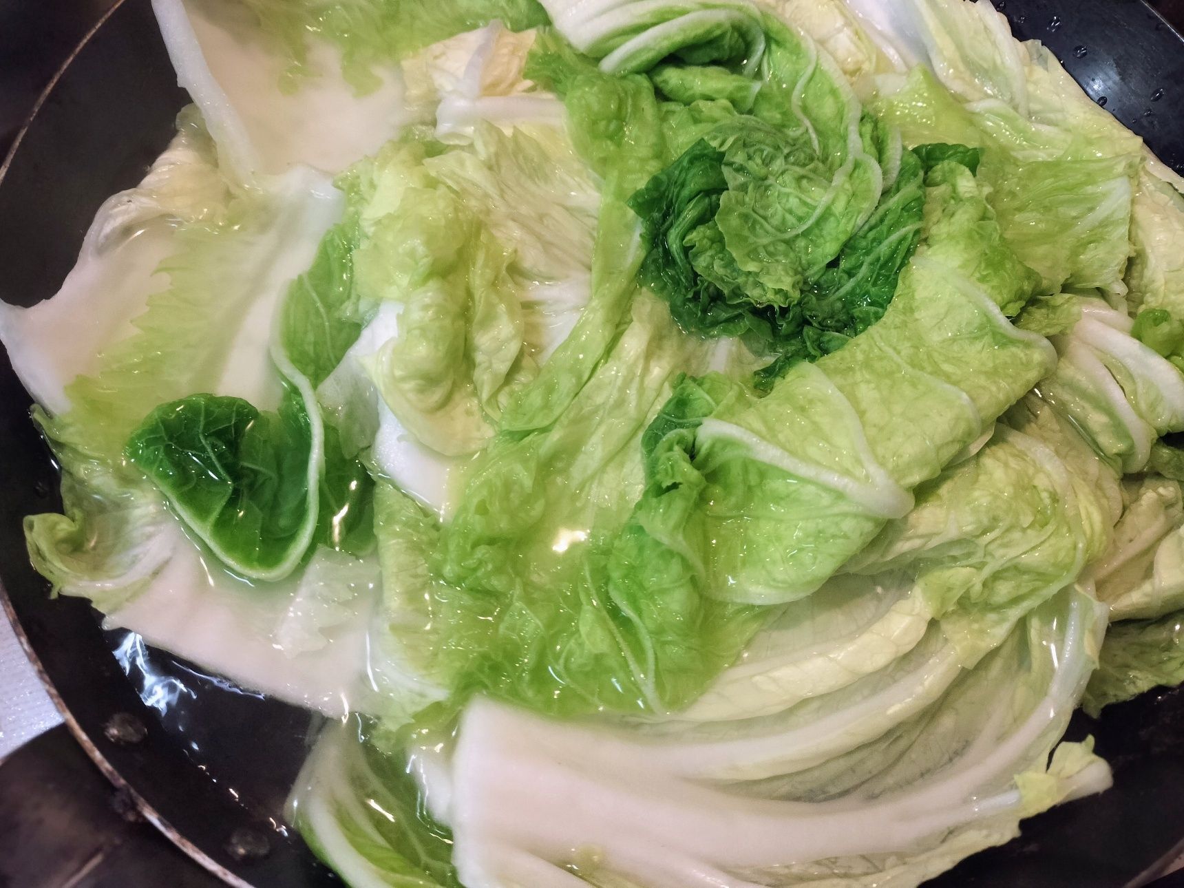 2、別の大きな鍋にお湯を沸かし、少量の塩を加える→白菜を茹でる（柔らかくなるまで）→ザルにあけ、冷ます→しっかり汁気を絞り、太めに千切りする