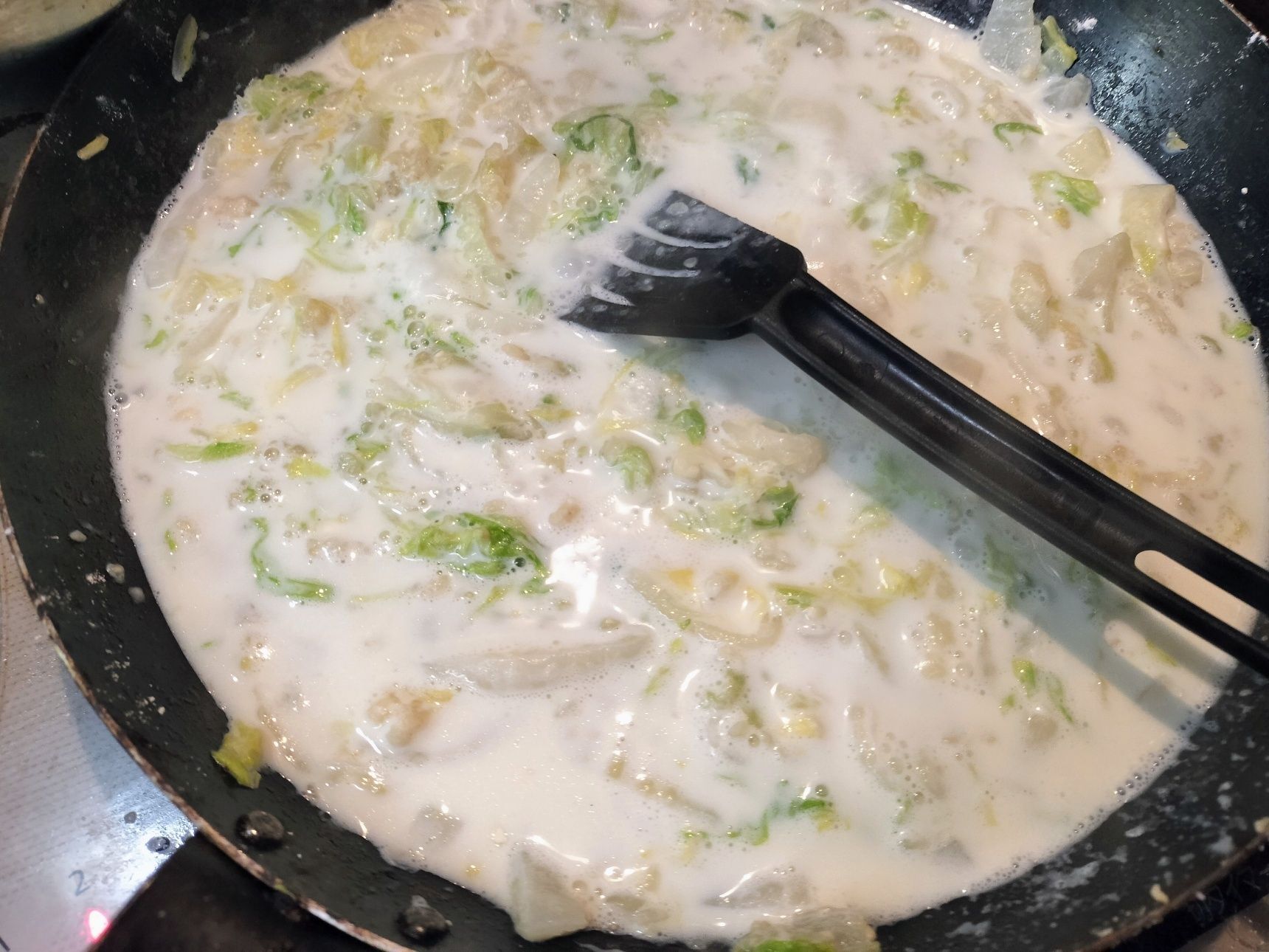 3、フライパンに、オリーブオイルを入れて熱し、手順2の白菜を中火でサッと炒める→手順1の牡蠣の煮汁を加えて中火で炒める（牡蠣の煮汁がなくなるまで）→小麦粉を加えて、弱火で炒める（粉っぽさがなくなるまで）→半量の牛乳を2回に分けて加えて、濃いホワイトソースを作る→残りの牛乳を加えて、ひと煮立ちさせる→天然塩で味を整え、弱火で煮る（とろみが出るまで）