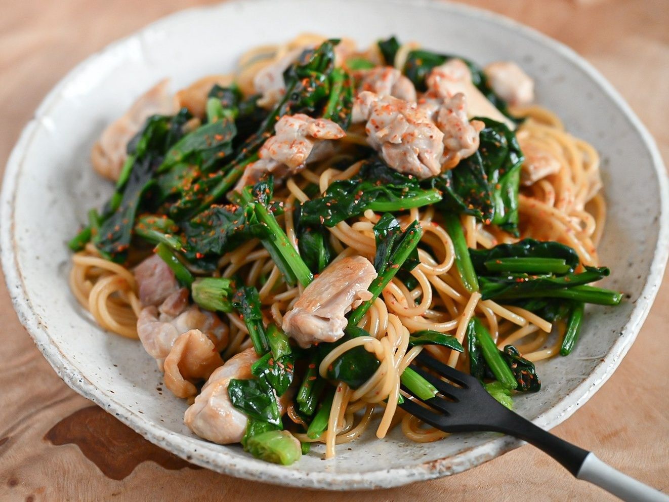 ひと皿で大満足！鶏肉とほうれん草のしょうゆパスタ