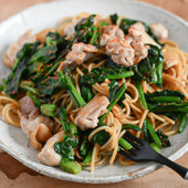 ひと皿で大満足！鶏肉とほうれん草のしょうゆパスタ