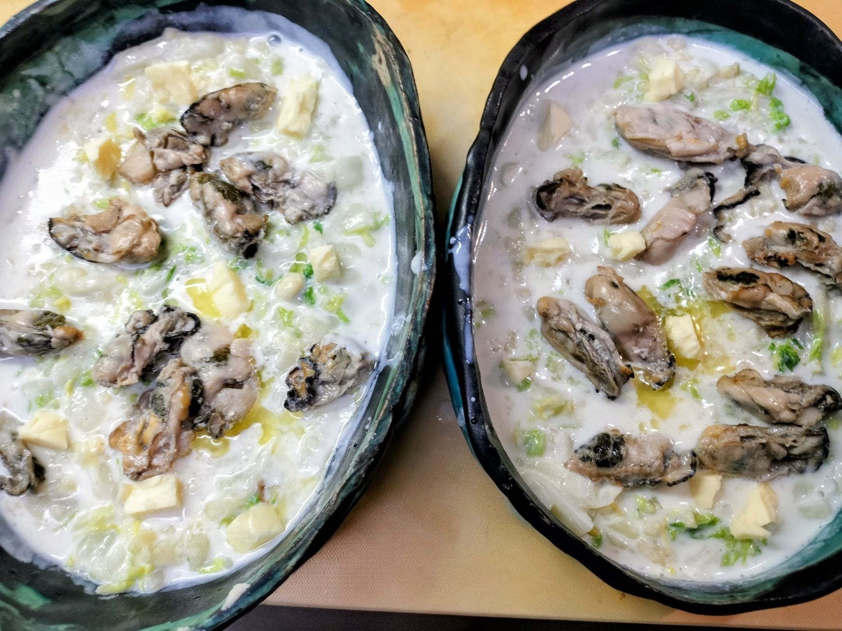 4、器に、1片ほどの発酵バターを入れる→手順3のホワイトソースを入れる→手順1の牡蠣とバター入りチーズをのせる