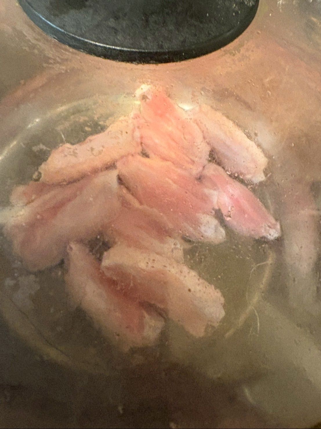 鍋に手羽元を入れ日本酒をかけて蓋をして酒蒸しします