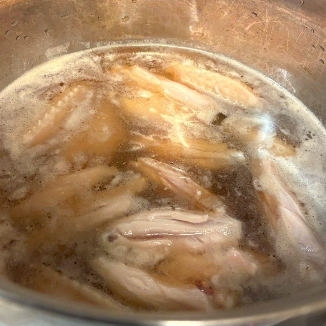 ひたひたにお湯をさし、調味料で味をつけてから里芋、にんじん、白滝を加えます